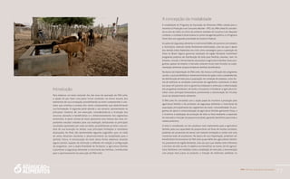 PAA |10 anos de aquisição de alimentos
77
A concepção da modalidade
A modalidade do Programa de Aquisição de Alimentos (PAA) voltada para o
Incentivo à Produção e ao Consumo de leite – IPCl (ou PAA leite) foi concebi-
da no ano de 2003, no início do primeiro mandato do Governo lula. Naquele
contexto, o combate à fome estava no centro da agenda política, e o Programa
Fome zero era a grande prioridade do Governo Federal.
As ações de segurança alimentar e nutricional (SAN), em parceria com estados
e municípios, estavam sendo fortemente estimuladas, uma vez que o apoio
dos demais entes federados era visto como estratégico para a superação da
fome no Brasil. Alguns governos estaduais da região Nordeste mantinham
programas próprios de distribuição de leite para famílias carentes, sem, no
entanto, vincular o fornecimento do produto à agricultura familiar. Esses pro-
gramas, apesar de ampliar o mercado, estavam muito mais focados na suple-
mentação alimentar proporcionada às famílias beneficiárias.
Na época da implantação do PAA leite, não havia a unificação dos programas
sociais, o que possibilitava o desenvolvimento de ações como a estabelecida,
de distribuição de leite para a população em condição de pobreza, como for-
ma de melhorar as condições nutricionais de segmentos vulneráveis. A ideia
era atuar em parceria com os governos estaduais e estimular a reformulação
dos programas existentes, de modo a incorporar e fortalecer a agricultura fa-
miliar como principal fornecedora, promovendo a estruturação de circuitos
locais de abastecimento alimentar.
o PAA leite foi concebido com o duplo papel de incentivo à produção pela
agricultura familiar e de promotor da segurança alimentar e nutricional da
população, principalmente dos segmentos de maior vulnerabilidade. os pro-
gramas de apoio à comercialização da agricultura familiar ganhavam força, e
o incentivo à ampliação da produção de leite se faria mediante a expansão
do mercado e inclusão do pequeno produtor, gerando benefícios para toda a
cadeia produtiva.
o leite é considerado um dos produtos mais importantes para a agricultura
familiar, pela sua capacidade de proporcionar um fluxo de receita constante,
podendo ser produzido em terras com maiores limitações e contar com uma
numerosa base de produtores. Na época de sua implantação, poderiam ser
beneficiários fornecedores do PAA leite quase 96% dos agricultores familia-
res produtores da região Nordeste, uma vez que suas médias eram inferiores
a 50 litros de leite ao dia. o objetivo era beneficiar ao menos 20 mil agricul-
tores familiares com medidas como a ampliação do mercado, a remuneração
com preços mais justos ao produtor, a indução de melhorias sanitárias no
Introdução
Para elaborar um texto tratando dos dez anos de operação do PAA leite,
a opção foi por fazer uma parte inicial contendo um breve resumo dos
elementos de sua concepção, possibilitando ao leitor compreender o con-
texto que orientou o arranjo dos vários componentes que determinaram
sua formatação. A segunda parte aborda o seu alcance, apresentando os
principais números de sua execução, considerando-se a evolução dos
recursos alocados e beneficiários e o dimensionamento dos segmentos
envolvidos. A parte central do texto apresenta uma síntese dos mais im-
portantes estudos voltados para sua avaliação, destacando os principais
resultados apontados por cada um deles, possibilitando ao leitor uma sín-
tese de sua evolução no tempo, suas principais limitações e resultados
alcançados. Ao final, são apresentadas algumas sugestões, que, na visão
do autor, deveriam reorientar o desenvolvimento da modalidade para o
período futuro. A estruturação do texto dessa forma objetivou levantar
alguns pontos capazes de estimular a reflexão em relação à configuração
de programas, com a dupla finalidade de fortalecer a agricultura familiar
e promover a segurança alimentar e nutricional das famílias, contribuindo
para o aprimoramento da execução do PAA leite.
 