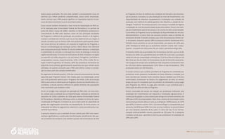 PAA |10 anos de Aquisição de Alimentos
85
baixos preços praticados. De outro lado, também o processamento local, em
laticínios que vinham perdendo competitividade, estava sendo dinamizado.
Assim, concluiu que o PAA poderia significar um importante impulso no pro-
cesso de desenvolvimento local de municípios pobres.
Outro estudo também retratando a fase inicial da implantação do PAA Lei-
te foi realizado pela Universidade Federal de Pernambuco no período de
junho de 2005 a março de 2006 e abordou os beneficiários produtores e
consumidores do PAA Leite. Apontou como um dos principais resultados
do Programa a melhoria da qualidade dos produtos lácteos e da higiene,
manejo e sanidade dos animais, que era um dos objetivos de sua criação. O
estudo constatou que ao menos 20% dos produtores participantes adota-
ram novas técnicas de ordenha, em resposta às exigências do Programa, e
houve a universalização da vacinação contra a febre aftosa, fato relevante
para a pequena produção familiar. O estudo também destacou a ampliação
e estabilidade do mercado e a elevação dos níveis de emprego e renda nas
regiões beneficiadas. O número de resfriadores de leite instalados na região
se expandiu em 40%, enquanto o uso de tratores, forrageiras, caminhões e
computadores cresceu, respectivamente, 15%, 17%, 27% e 35%. Em re-
lação à melhoria genética do rebanho, 26% dos produtores declararam ter
adquirido novos animais, geneticamente superiores aos que vinham sendo
utilizados. Os autores concluem que o PAA Leite afetou o preço e a produ-
ção na maior parte dos estados beneficiados.
No segmento do beneficiamento, 15% das usinas de processamento de leite
adquirido pelo Programa haviam sido criadas após sua implantação, sendo
que 12% produziam apenas para o Programa. Na média, 54% da produção
efetiva das usinas se destinavam ao Programa. Quanto aos beneficiários con-
sumidores, o estudo apontou melhoria no padrão alimentar das populações
mais vulneráveis que recebiam o leite.
Já em um estágio mais avançado de operação do PAA Leite, um novo estu-
do, voltado para a avaliação da sua implementação, realizada no período de
dezembro de 2008 a setembro de 2009 pela mesma Universidade Federal
de Pernambuco, identificou diferenças entre os estados na forma de opera-
cionalização do Programa. Constatou-se que a maior parte da capacidade de
gestão das organizações envolvidas era desperdiçada, de forma arcaica, na
elaboração de folhas de pagamentos, relatórios e outros procedimentos me-
ramente burocráticos.
A pesquisa destacou que a realidade da área coberta pelo PAA Leite experi-
mentava significativas e continuadas transformações, beneficiando não ape-
nas as famílias fornecedoras, mas também aquelas não fornecedoras de leite
ao Programa, em face da melhoria das condições de mercado e da remunera-
ção do produto. Constatou-se uma ampliação do nível de investimentos e da
disponibilidade de máquinas, equipamentos e instalações nas unidades de
produção, com melhoria do padrão genético dos rebanhos e adoção de tec-
nologias “modernas” de manejo pecuário, com avanços no padrão de higiene
e ampliação do nível de produtividade da pecuária leiteira. Houve uma redu-
ção da instabilidade sazonal dos preços e do volume de leite comercializado.
Como efeito do Programa, houve a ampliação da disponibilidade de veículos,
eletrodomésticos e outros bens de consumo duráveis entre as famílias de
produtores de leite. O estudo constatou que 23% dos produtores tinham car-
ro de passeio, enquanto apenas 18% na pesquisa anterior declaravam tê-lo.
Também houve aumento no uso de motocicletas, que passou de 43% para
50%. Destaque-se ainda que os produtores estavam usando mais compu-
tadores – enquanto em 2005 eram 5%, em 2009 o percentual atingiu 9%.
O tamanho médio das propriedades dos fornecedores de leite, que era de 83
hectares em 2005, caiu para 69 hectares em 2009. Por outro lado, a produção
média de leite por propriedade, estimada em 72,6 litros/dia em 2009, era de
80,3 litros por dia em 2005. Os fornecedores de até 50 litros/dia representa-
ram na época do estudo cerca de 60% do total, enquanto os produtores mais
de 100 litros diários representavam 15%. Entre os não fornecedores, 78%
produziam menos de 100 litros/dia.
O estudo concluiu que o público prioritário do Programa era constituído por
produtores muito pequenos, localizados em áreas distantes e isoladas, que
eram servidos por estradas muito precárias. Apurou também que 61% dos
entrevistados reclamavam de atrasos nos pagamentos do leite, ao mesmo
tempo em que foi constatado que nos períodos de entressafra o preço pago
pelo Programa era inferior ao pago pelo mercado, o que contribuía para a
diminuição da oferta de leite ao Programa.
Outras conclusões do estudo em relação aos produtores indicaram uma
ampliação dos investimentos em máquinas e instalações agropecuárias. A
construção de galpão ou área coberta para abrigo dos animais aumentou de
48% para 54% nas propriedades. Além disso, o índice de imunização contra
outras doenças (exceto aftosa e raiva, que atingiram 100%) passou de 22%
para 60%. O mesmo ocorreu com o uso de vermífugos e carrapaticidas, que
aumentou de 83% para 90%. Com isso, ocorreu melhoria na produtividade
por vaca lactante, passando de 6,1 para 7,1 litros por dia. O uso de inse-
minação artificial também cresceu, passando de 3% para 7%. A pesquisa
constatou ainda que a assistência técnica aos produtores foi ampliada de
38% para 49%.
 