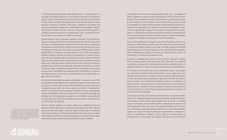 PAA |10 anos de Aquisição de Alimentos
91
A utilização de uma ferramenta dessa dimensão para o monitoramento da
execução do Programa propiciaria, a um só tempo, facilidade no processo de
gestão e amplo conhecimento pela sociedade local das ações desenvolvidas.
As informações coletadas disponibilizariam elementos para avaliar as sobre-
posições e lacunas na cobertura. Além disso, a adoção de um sistema com
essas funcionalidades asseguraria a uniformidade de informações, indepen-
dentemente do estado executor. Com isso, o processo de monitoramento e
avaliação somente precisaria ser complementado com a realização de estu-
dos periódicos, nos moldes que o MDS tem praticado.
Esses elementos, além de aprimorar a gestão e operação, seriam fundamen-
tais para a estruturação de mecanismos duradouros de controle social para o
PAA Leite. A disponibilização de ferramentas informatizadas aos segmentos
interessados em participar do controle social permitiria subsidiá-los com as
informações mínimas necessárias para sua atuação. O MDS poderia avaliar a
possibilidade de criação de um portal específico para o PAA, de navegação
bastante amigável, contendo os dados de sua execução e os sistemas neces-
sários para sua adequada operacionalização. Esse portal conteria as informa-
ções que são requeridas para o efetivo controle social (conselhos atuantes,
formas, etc.). Além disso, para o devido estímulo a esse controle, deveriam ser
estabelecidas as devidas normatizações, definindo as atribuições e caracte-
rísticas dos órgãos colegiados que devem exercer esse papel, a estruturação
de um processo permanente de capacitação dos conselheiros e a forma de
disponibilização de recursos para o desempenho das atribuições pelos ór-
gãos com tal incumbência.
Em face da multiplicidade de agentes operadores, é importante que o PAA
Leite disponha de identidade visual e definição de forma de uso de uma mar-
ca própria, com forte apelo visual, criando unidade de comunicação para a
divulgação de suas ações em âmbito regional ou nacional. Complementar-
mente a essa iniciativa, é preciso ampliar e qualificar os meios de divulgação
do PAA, possibilitando a troca de experiências em sua operacionalização que
permitam aos diferentes gestores apropriar-se de medidas que qualifiquem
sua execução. Essas ações são importantes auxiliares para o monitoramento
e controle social do Programa.
Ainda no tocante a gestão, um aspecto relevante é o pagamento direto ao
agricultor familiar fornecedor, recentemente aprovado6
para o PAA, mas que
já era praticado, havia algum tempo, por alguns estados para a modalidade
leite. É preciso adotar as normas complementares necessários para que sejam
minimizados os problemas de atraso no pagamento dos agricultores, assegu-
rando pontualidade e sistemática padronizada em todos os estados.
Os resultados dos estudos de avaliação deixam claro que a capacitação de
todos os agentes que atuam na operacionalização do PAA Leite merece maior
atenção. Parte da mão de obra ativa, principalmente na distribuição, estraté-
gica por realizar o contato cotidiano com os beneficiários, precisa ser mais
bem preparada. Isso pode ser feito mediante a estruturação de módulos per-
manentes de capacitação, com conteúdos previamente elaborados e meca-
nismos de fácil difusão, capazes de dar suporte à formação dos envolvidos.
Para isso, o MDS poderá se valer de mecanismos de ensino a distância, facili-
tando a execução desse processo, reduzindo custos e tornando-o automático
e imediato em relação à incorporação de novos colaboradores.
Dos parceiros estaduais e municipais, seria muito importante contar com os
suportes em determinados aspectos que não podem ser supridos pelo ges-
tor central do Programa, dado sua execução ter caráter predominantemente
descentralizado. Isso envolveria aspectos como o aprimoramento da logística
para a distribuição do produto, a melhoria da infraestrutura dos postos de
distribuição e o controle de qualidade do leite.
Realizada a abordagem das questões que envolvem a operação e gestão,
deve-se tratar do aspecto mais importante para o PAA Leite: a necessidade
de estreitar a articulação com outras políticas públicas, estabelecendo as si-
nergias e ampliando o impacto do conjunto das ações sobre os beneficiários.
Os resultados dos estudos são muito estimulantes quanto aos avanços
das condições dos beneficiários fornecedores, o que sugere que a mo-
dalidade possa fortalecer seu papel na estruturação da cadeia produtiva
do leite, sobre bases mais sólidas para a agricultura familiar. Um primeiro
passo foi dado, com o Programa tornando-se indutor da ampliação da
rede de tanques resfriadores para a coleta de leite junto aos produtores.
Agora é preciso estabelecer formas capazes de explorar adequadamente
a potencialidade que essa estrutura capilarizada apresenta e avançar nas
unidades de industrialização.
Para avançar de modo consistente nessa direção, faz-se necessária a elabo-
ração de um diagnóstico aprofundado da participação da agricultura fami-
liar na cadeia do leite. O PAA Leite possibilita que, ao menos nos estados
em que é executado, possa-se desencadear a organização de um banco de
dados georreferenciado (SIG) das informações existentes sobre os laticí-
nios: localização, volume de operação, beneficiários, municípios atendidos,
logística, etc. Essas informações podem ser espacializadas e cotejadas com
dados secundárias (por exemplo, o Censo 2006) e de conhecimento da
realidade local. A estruturação de variáveis com base nessas informações
6	 Dispositivo contido no art. 23 da Lei nº 12.512,
de  14 de outubro de 2011, resultado da conversão
da medida provisória nº 535, de 2011, que instituiu
o Programa de Apoio à Conservação Ambiental e
o Programa de Fomento às Atividades Produtivas
Rurais, alterou as leis nº 10.696, de 2 de julho de 2003,
nº 10.836, de 9 de janeiro de 2004, e nº 11.326, de 24 de
julho de 2006, que tratam do PAA.
 