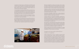 PAA |10 anos de Aquisição de Alimentos
99
A superação da concepção setorial no enfrentamento aos problemas sociais
é tida hoje em dia como remédio bem recomendado tanto por especialistas
quanto por políticos envolvidos com a formulação de políticas públicas. Pro-
blemas complexos exigem o reconhecimento de soluções complexas, tanto
no desenho quanto na avaliação de programas.
O caso do Programa de Aquisição de Alimentos (PAA), que completa dez anos,
é o reconhecimento da necessidade de discutir com distintos setores e inte-
grar propostas de soluções. Nesse caso, o arranjo mais bem sucedido se rea-
lizou com a merenda escolar, por meio do Programa Nacional de Alimentação
Escolar (PNAE), que já contava com mais de sessenta anos de existência.
O entendimento dos avanços da articulação dos dois programas, no entanto,
não impede que novas leituras do processo possam ser feitas e discutidas,
visando aprimorar o leque de possibilidades.
A concordância de que há arranjos possíveis e de que pode haver mais siner-
gia e coordenação naqueles já existentes é o motivador do presente texto. O
resgate da trajetória de ambos os programas demonstra que a continuidade
de políticas públicas não impede que os aprimoramentos sejam feitos e no-
vas articulações sejam criadas pela ampliação de escopo dos programas.
Diante desse entendimento, o objetivo da comunicação é analisar as trajetó-
rias do PAA e do PNAE e discutir os elementos explicativos para a articulação
dos programas, depositando ênfase na compreensão do espaço de ação pú-
blica dessa articulação e nos efeitos ampliados decorrentes dessa interação.
Estabeleceu-se, portanto, uma leitura teórica que permite dialogar com essa
complexidade. Reconhecer a ação pública como produtora dos resultados e
efeitos das políticas significa, por outro lado, um maior esforço na busca por
coordenação de políticas públicas e sinergias.
Os instrumentos metodológicos utilizados foram: i) revisão da literatura; ii)
identificação de experiências; iii) visitas de campo e análise dos dispositivos
acionados na formulação e implementação das políticas.
Colocados os objetivos e os instrumentos metodológicos, a sequência da co-
municação visa recuperar a trajetória de cada uma das políticas, fazer uma
análise das articulações possíveis e, em seguida, apresentar as contribuições
sobre coordenação e sinergias em políticas públicas. Por fim, apresentamos o
que chamamos de efeitos e defeitos na articulação das políticas, seus limites
e desafios e algumas considerações finais.
Logo, utilizando os conceitos propostos por Santos (2004), buscamos mapear
onde estão situadas, nas políticas públicas estudadas, as ausências daquilo
que poderia proporcionar maior sinergia entre as políticas, pretendendo tra-
zer uma expansão das experiências, enriquecendo e ampliando as possibili-
dades para uma futura ampliação da sinergia entre o PNAE e o PAA.
Portanto, o trabalho está focado em dimensão mais abrangente na sociologia
das ausências/emergências e do ponto de vista das técnicas em instrumentos
metodológicos em revisão da literatura e de conteúdos.
Programa de Aquisição de Alimentos −
Histórico e trajetória
O PAA foi instituído pelo art. 19 da Lei nº 10.696, de 2 de julho de 2003,
e entre suas diretrizes estão: i) incentivar a agricultura familiar, promoven-
do sua inclusão econômica e social por meio do consumo e valorização dos
alimentos produzidos por esse segmento produtivo; ii) fomentar o acesso à
alimentação às pessoas em situação de insegurança alimentar e nutricional;
iii) promover o abastecimento alimentar por meio das compras governamen-
tais e da alimentação escolar; iv) incentivar a formação de estoques públicos
de alimentos por agricultores familiares, suas cooperativas e associações; v)
fortalecer os circuitos locais e regionais de comercialização de alimentos.
 
