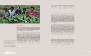 PAA |10 anos de Aquisição de Alimentos
117
Introdução
Entre 2009 e 2010, realizamos uma pesquisa de âmbito nacional sobre a par-
ticipação das mulheres no Programa de Aquisição de Alimentos (PAA).3
Neste
artigo, revisitaremos o material qualitativo da pesquisa, destacando e ilus-
trando, a partir de exemplos, dois aspectos principais.
O primeiro é o importante papel das mulheres para a diversidade de produ-
tos incluídos no PAA, com destaque para a modalidade Compra Direta com
Doação Simultânea. Apontaremos exemplos de como o desenho inovador do
Programa pode contribuir para valorizar o trabalho das mulheres na agricul-
tura familiar e fortalecer a sua autonomia econômica, ao mesmo tempo em
que valoriza a produção e o consumo de produtos alimentares inseridos nas
culturas regionais e integrados a sistemas de produção diversificados. Esses
fenômenos estão inter-relacionados e se refletem tanto nas famílias produ-
toras (que fornecem ao Programa), quanto na população beneficiária (que
recebe as doações). O Programa pode também reforçar a criação de novas
possibilidades de mercados para esses produtos, somando-se a outras inicia-
tivas que favorecem a autonomia do campesinato e promovem modelos mais
sustentáveis e diversificados de agricultura. Dessa forma, permite fortalecer
a segurança e a soberania alimentar, com potencial para cumprir de fato o
papel de “política estruturante” que lhe é atribuído4
.
O segundo aspecto a ser destacado, que permeia os exemplos de partici-
pação das mulheres, são os limites e desafios para que o PAA contribua de
maneira efetiva para a construção de uma maior autonomia econômica das
mulheres rurais e para a superação das fortes desigualdades de gênero ainda
existentes. O “anonimato” das mulheres no PAA, evidenciado no fato de que
constam nos contratos apenas o nome dos seus maridos, e não seus próprios
nomes, contribui para que elas não sejam reconhecidas como responsáveis
pelas atividades produtivas e está relacionado com a histórica desvalorização
e invisibilidade do trabalho das mulheres na agricultura familiar. Os exemplos
apontam que ter o contrato em seu nome faz diferença para as mulheres ru-
rais serem mais valorizadas e se apropriarem efetivamente da renda monetá-
ria oriunda do PAA. E apontam que a visibilização da presença das mulheres
no PAA depende de um conjunto articulado de ações (por parte tanto dos
movimentos de mulheres quanto dos diferentes atores envolvidos no Progra-
ma) e de uma atenção constante no desenho e na aplicação tanto do próprio
Programa como de um conjunto de outras políticas públicas acessadas pela
agricultura familiar.
Este capítulo está estruturado em tres partes: na primeira, trazemos exemplos
retirados de casos estudados na pesquisa, que ilustram segmentos produti-
vos em que as mulheres tem tido uma participacao marcante, como os pro-
dutos de hortas e quintais, a agricultura urbana e peri-urbana, os produtos
regionais extrativos, de pesca e mariscagem, e os produtos processados em
geral (e polpas de frutas, em particular). Na segunda parte, apontamos alguns
desafios que as mulheres enfrentam para conseguir inserir seus produtos no
Programa, tais como a existencia ou nao de apoios externos, a questao de
conseguir que os contratos saiam no seu nome, e os fatores que influenciam
para que essa questao se resolva. Por último, nas consideracoes finais, alerta-
mos para a necessidade de que as políticas públicas sejam permanentemente
monitoradas com relacao ao genero, para que os direitos das mulheres se
efetivem na prática e que nao fiquem apenas como adornos nos programas
anunciados.
A pesquisa sobre a participação das mulheres no PAA teve uma etapa quanti-
tativa, que buscou dimensionar o percentual de mulheres que estavam parti-
cipando do PAA, em suas diferentes modalidades, a partir da presença formal
de seus nomes nos contratos. E teve uma etapa qualitativa, com a realização
de estudos de caso tendo em vista compreender o significado dessa parti-
cipação. A pesquisa abrangeu todas as modalidades do PAA: Doação Simul-
tânea, Formação de Estoque e Compra Direta (executadas pela Companhia
Nacional de Abastecimento - Conab e Compra Direta Local Municipal, Compra
3	 A pesquisa foi operacionalizada pela Conab,
por meio de um convênio com o Programa das
Nações Unidas para o Desenvolvimento (PNUD), por
solicitação do Programa de Organização Produtiva
de Mulheres Rurais (POPMR). Resultou em seis
relatórios (SILIPRANDI; CINTRÃO, dez./2009, mai./2010,
jul./2010, ago./2010, out./2010 e nov./2010) e um
resumo executivo (SILIPRANDI; CINTRÃO, s/d).
4	 Nossas conclusões apontam no mesmo sentido
de inúmeras outras pesquisas sobre o PAA, citadas
nos relatórios e nos artigos que apresentam os
principais resultados da pesquisa (SILIPRANDI; CINTÃO,
2011a; 2011b).
 