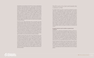PAA |10 anos de Aquisição de Alimentos
139
ananá (abacaxi rústico plantado como divisória nas cercas), o butiá (palmeira
existente em reservas florestais) e outras – quanto aquelas tradicionalmente
produzidas por agricultores familiares da região (pêssego, uva, amora, mirtilo,
laranja). Em um dos casos visitados, em Figueira do Prado, no Rio Grande do
Sul, embora bastante demorada, a legalização de uma agroindústria familiar
de sucos foi viabilizada porque o fiscal responsável pela vigilância sanitária
aceitou a utilização de uma instalação já existente, exigindo apenas adap-
tações mínimas para a proteção do consumidor. Entendeu que a produção
era pequena e não se justificava fazer as mesmas exigências feitas para uma
grande agroindústria. Em outro caso visitado, um grupo de mulheres em um
assentamento de reforma agrária produzia e vendia informalmente sucos e
doces de fruta, mas não conseguiu se inserir no PAA porque o técnico respon-
sável pela vigilância sanitária do município não aceitou que elas utilizassem
um prédio já existente.
Em todos os casos citados anteriormente, havia um movimento social orga-
nizado previamente e algum apoio externo na estruturação do trabalho com
as polpas (assistência técnica, financiamentos), ao qual o PAA se soma. Mas
há indicativos de que mesmo onde não há essa organização o PAA pode abrir
caminhos para o aproveitamento de frutas. Por exemplo, nos municípios visi-
tados na Ilha de São Luiz, no Maranhão, vimos dois casos diferentes: um, em
que as técnicas da prefeitura responsáveis pelo PAA ajudaram as agricultoras
a ajustar paulatinamente os processos e a se estruturar para entregar polpas
de frutas do quintal para a alimentação escolar (em substituição a sucos ar-
tificiais); outro, em que a técnica da prefeitura não autorizou e desincentivou
a venda de polpas, em função da inexperiência e da precariedade de instala-
ções. Em ambos os casos, as frutas não eram vendidas e se perdiam.
O trabalho de campo mostrou que, mesmo onde a infraestrutura para o pro-
cessamento dos produtos é precária, há um cuidado por parte das agriculto-
ras em razão do objetivo final, que é o envio dos produtos às escolas. E, por
outro lado, que a concretização das entregas ao PAA e a garantia de venda por
um período predeterminado pode viabilizar um progressivo reinvestimento
na melhoria da infraestrutura, permitindo tanto um aumento paulatino na
escala de produção quanto uma maior adequação às exigências sanitárias
(necessária para atingir mercados mais distantes). Ao ter flexibilidade para
começar com projetos menores, que se ampliam progressivamente e abrem
a possibilidade de experimentar novas escalas e logísticas, o formato do PAA
pode trazer valiosas oportunidades para o aproveitamento do potencial pro-
dutivo das mulheres.
Desafios para uma maior participação das
mulheres no PAA
Os exemplos apontam que existe um potencial de produção das mulheres
“represado” e “não considerado”, por falta de alternativas de comercializa-
ção. E que as possibilidades abertas pelas compras do PAA − assim como por
outras iniciativas, como feiras ecológicas, mercados do produtor, Programa
Nacional de Alimentação Escolar (Pnae) – possibilitam a geração de renda mo-
netária para as mulheres rurais, individualmente ou por meio de grupos, ao
mesmo tempo em que viabilizam a manifestação de seu potencial produtivo.
No entanto, ainda existem fortes desafios para que o PAA possa contribuir de
maneira efetiva para a construção de uma maior autonomia econômica das
mulheres rurais. A pesquisa apontou limites e dificuldades, tanto para o aces-
so das mulheres ao PAA quanto (nos casos das famílias que acessam) para o
acesso das mulheres à renda por ele gerada. Destacamos aqui dois aspectos
desses desafios: a necessidade de apoios externos para que a produção fe-
minina consiga ser inserida no PAA e a necessidade de reconhecimento da
titularidade pelas mulheres com relação aos contratos e ao recebimento dos
recursos.
Os apoios externos: quem acredita no potencial das
mulheres?
Percebemos que a efetivação da participação das mulheres no PAA (em es-
pecial no que se refere aos grupos produtivos) exige a superação de um con-
junto de estrangulamentos, que dificilmente se dá de maneira isolada. Ela é
resultado de vários fatores e elementos que se somam ao PAA, incluindo a
existência de movimentos sociais (sejam exclusivamente de mulheres, sejam
mais amplos), apoio da cooperação internacional, complementaridade com
outras políticas, ações afirmativas e uma atenção dos gestores públicos para
essa participação. Assim, é a complementação entre diferentes políticas e
apoios que faz com que a participação formal das mulheres no PAA se efetive.
O acesso dos grupos de mulheres rurais às informações sobre a existência do
Programa, assim como de outras políticas às quais elas podem ter acesso, é
potencializado por sua participação em organizações sociais, em sindicatos,
em conselhos municipais (de segurança alimentar e nutricional, de desenvol-
vimento rural, etc.), em fóruns regionais de desenvolvimento territorial, em
cursos de capacitação para o acesso a políticas públicas, entre outros espaços
públicos.
 