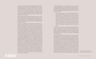 PAA |10 anos de Aquisição de Alimentos
141
A existência de lideranças, de técnicos ou de gestores sensíveis para a identi-
ficação e inclusão no PAA de produtos sob a responsabilidade das mulheres é
outro elemento importante, dado que muitas vezes as próprias mulheres não
percebem esse potencial. É preciso muitas vezes um “olhar a partir de fora”
para a inclusão de um leque maior de produtos dos quintais, processados e/
ou extrativos, para os quais há poucas alternativas de venda. Mas há também
o caso contrário, no qual gestores públicos bloqueiam possibilidades de par-
ticipação e de inserção de um maior leque de produtos ou colocam exigên-
cias que dificultam essa inserção.
Para a inclusão de alimentos processados, em vários casos foi importante um
apoio de pequenos financiamentos e de capacitação e assistência técnica,
tanto na identificação de novas possibilidades de aproveitamento de pro-
dutos já existentes quanto no apoio à ampliação da escala de produção (de
produtos processados no âmbito doméstico) e à busca de alternativas para
embalagens e transporte.
As exigências da vigilância sanitária são outro elemento limitante para a in-
clusão de produtos das mulheres, recaindo justamente sobre os produtos
com maior valor agregado: os processados e os produtos de origem animal.
Aqui fazemos um parêntesis para um produto não mencionado anteriormen-
te: os pequenos animais. Em especial, a criação de aves nos quintais é bastan-
te comum na agricultura familiar e é por excelência uma atividade vinculada
à esfera feminina. Complementam a alimentação da família os ovos no dia
a dia e os frangos e galinhas em momentos especiais. E os ovos e galinhas
“caipiras”, produzidos nos quintais ou em pequenas criações, são bastante
valorizados pelos consumidores, por sua qualidade e sabor superiores aos
da produção em grande escala, além de, em muitos casos, chegarem mais
frescos, pela proximidade da produção. Tivemos indicações de que a inclusão
desses produtos no PAA depende do olhar dos técnicos da prefeitura res-
ponsáveis pela vigilância sanitária, pois, como a legislação é voltada para a
produção (e abate) industriais, as exigências em infraestrutura são em geral
incompatíveis com a escala da agricultura familiar. Assim como apontado no
caso das frutas e dos alimentos processados, parece fazer muita diferença a
postura dos fiscais e dos técnicos e gestores locais, orientando e auxiliando
na adaptação das exigências ou bloqueando as possibilidades, tanto no que
se refere às instalações e equipamentos quanto no que tange às embalagens.
Isso é válido para todos os produtos de origem animal, vários dos quais en-
volvem fortemente as mulheres, com diferenças de responsabilidades que
variam entre produtos e regiões, como vimos na pesca e mariscagem e é,
também, o caso do leite. O fato de a comercialização do PAA ser em geral feita
no próprio município é um elemento facilitador, pois não necessita do selo
sanitário estadual, mas mesmo assim depende de a prefeitura ter técnicos
que autorizem a comercialização.
A existência de alternativas de comercialização, que envolvam as mulheres
(como feiras ecológicas e mercados de produtores e produtoras), é outro fator
que parece potencializar a inserção de produtos das mulheres no PAA (e vice-
-versa): são iniciativas que se reforçam mutuamente. Percebemos também um
potencial de complementaridade entre o PAA e as compras do Pnae, como
ilustra a seguinte fala.
Hoje elas trabalham um pouco com isto, mas também conseguem conciliar o tra-
balho na associação fazendo bolos, sequilhos, etc. Hoje a associação vende 10 kg
de produto por semana na comunidade. Ainda não dá para entrar no Pnae [alimen-
tação escolar], porque eles pedem 200 kg; seria inviável. Mas participar no PAA au-
xiliou a muitos outros grupos a terem entrado no Pnae, para que elas não ficassem
com medo de enfrentar a prefeitura. A prefeitura estava muito desinformada sobre
o PAA quando o grupo iniciou o projeto, mas hoje eles já ganharam mais experiên-
cia. Antes do PAA, havia produção destes produtos, mas em pequena quantidade,
assim como as hortaliças. Agora a produção é em grande quantidade. Há todo um
cronograma para entregar no prazo e na quantidade correta. Isto também auxiliou
a organizar a associação. (Agricultora participante do PAA em Conceição do Coité
– Bahia)
A viabilização do transporte para os produtos por parte de prefeituras apa-
receu em vários casos como importante para a participação dos grupos de
mulheres no Programa, pois mesmo comunidades pouco distantes da sede
do município têm grandes dificuldades para o transporte, pela falta de linhas
regulares de ônibus e pela precariedade das estradas. De forma geral, a falta
de infraestrutura no meio rural dificulta a participação (e a comercialização
de uma maneira geral).
Outra dificuldade enfrentada por muitos grupos de mulheres é sua formaliza-
ção e legalização fiscal. Como as mulheres têm maior participação em expe-
riências menores e mais informais (perfil da maior parte dos grupos produti-
vos de mulheres), de maneira geral as exigências de legalização dificultam a
participação dos grupos de mulheres no PAA. Algumas lideranças femininas
consideram que pode não valer a pena investir na formalização em associa-
ções ou cooperativas, uma vez que os grupos de mulheres são pequenos e
nem sempre têm produção constante ao longo do ano, enquanto os custos
de formalização são altos e permanentes.19
Essa questão é tão mais proble-
mática quanto mais isoladas e menos monetarizadas são as regiões nas quais
os grupos estão inseridos. Alguns grupos de mulheres conseguem acessar o
PAA por meio de organizações mistas, ou seja, inserindo seus produtos em
um projeto de uma organização mais geral. Mas nesses casos nem sempre o
nome das mulheres consta formalmente no contrato, pois isso depende de o
marido já estar ou não incluído no Programa (voltaremos a essa questão). O
PAA Compra Direta Local Municipal, ao responsabilizar as prefeituras pelos
19	 Essa postura apareceu, por exemplo, em
lideranças de mulheres do Rio Grande do Sul, que
consideram mais interessante para os grupos de
mulheres investir em feiras e mercados informais.
 