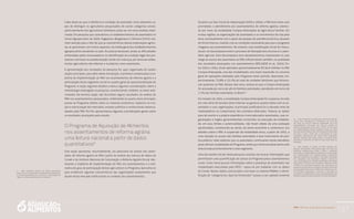 PAA |10 anos de Aquisição de Alimentos
157
Cabe observar que a referência à condição de assentado como elemento ca-
paz de distinguir os agricultores pesquisados de outras categorias sociais,
particularmente dos agricultores familiares, pode ser, em certa medida, relati-
vizada. Em pesquisa que caracterizou os estabelecimentos de assentados no
Censo Agropecuário de 2006, Kageyama, Bergamasco e Oliveira (2010) cha-
mam atenção para o fato de que as características dessas explorações agríco-
las se aproximam, em muitos aspectos, da média geral dos estabelecimentos
agropecuários existentes no país. As autoras destacam, ainda, as dificuldades
enfrentadas pelos recenseadores na identificação da condição legal dos pro-
dutores com base na autodeclaração, tendo em vista que, por diversas razões,
muitos agricultores não referiam a si próprios como assentados.
A apresentação dos resultados da pesquisa foi, aqui, organizada em quatro
seções principais, para além desta introdução. A primeira contextualiza a tra-
jetória de implementação do PAA nos assentamentos de reforma agrária e a
participação desse segmento social no quadro geral de operacionalização do
Programa. A seção seguinte detalha e elenca algumas considerações sobre a
metodologia empregada na pesquisa, caracterizando, também, as áreas sele-
cionadas. Na terceira seção, são discutidos alguns resultados da análise do
PAA nos assentamentos pesquisados, enfatizando-se quatro eixos principais:
acesso ao Programa; efeitos sobre os sistemas produtivos; impactos na cria-
ção e estruturação dos mercados; arranjos políticos e institucionais desenca-
deados pelo PAA. Por fim, apresentamos algumas considerações gerais sobre
os resultados alcançados pelo estudo.
O Programa de Aquisição de Alimentos
nos assentamentos de reforma agrária:
uma leitura nacional a partir de dados
quantitativos9
Esta seção apresenta, resumidamente, um panorama do acesso dos assen-
tados de reforma agrária ao PAA a partir da análise dos bancos de dados da
Conab e do Instituto Nacional de Colonização e Reforma Agrária (Incra), des-
tacando a trajetória de implementação do PAA nos assentamentos e a esti-
mativa do grau de participação desses agricultores no Programa. Aproveita-se
para evidenciar algumas características das organizações proponentes que
atuam nesse mercado institucional no contexto dos assentamentos.
9	 Para entender melhor os dados analisados
neste item e os resultados alcançados, recomenda-se
a leitura de Medeiros et al (2011) e a visualização de
tabelas e mapas elaborados pela pesquisa.
Durante sua fase inicial de implantação (2003 e 2004), o PAA teve entre suas
prioridades o atendimento aos assentamentos de reforma agrária, sobretu-
do por meio da modalidade Compra Antecipada da Agricultura Familiar. Em
muitas regiões, as organizações de assentados e os movimentos de luta pela
terra, eventualmente com o apoio de equipes de assistência técnica, atuaram
de forma intensa, visando criar as condições necessárias para que o programa
chegasse aos assentamentos. No entanto, essa mobilização inicial foi marca-
da por um descompasso entre o processo de liberação dos recursos e o calen-
dário agrícola. Esse descompasso teve desdobramentos importantes no que
tange ao acesso dos assentados ao PAA, influenciando, também, na qualidade
dos resultados alcançados nos assentamentos (DELGADO et al., 2005). En-
tre 2003 e 2004, foram aplicados aproximadamente R$ 90,9 milhões no PAA
Compra Antecipada, uma das modalidades com maior expressão no universo
geral de operações realizadas pelo Programa nesse período, abarcando, res-
pectivamente, 72,8% e 33,1% do total de unidades familiares que fornece-
ram produtos ao PAA. Nesses dois anos, estima-se que a Compra Antecipada
foi acessada por cerca de 48 mil famílias assentadas, atendendo em torno de
7,1% das famílias assentadas no Brasil.10
Em meados de 2004, a modalidade Compra Antecipada foi suspensa, envolta
em uma série de tensões tanto internas ao governo quanto deste com os as-
sentados e suas organizações. A principal justificativa foi o elevado nível de
inadimplência no cumprimento dos contratos efetivados. Todavia, as razões
para tal evento e a própria experiência vivenciada pelos assentados, suas or-
ganizações e órgãos governamentais envolvidos na execução da modalida-
de, em seus limites e potencialidades, não foram objeto de uma avaliação
aprofundada, constituindo-se, ainda, em tema recorrente e controverso nos
debates sobre o PAA. A suspensão da modalidade levou, a partir de 2005, a
uma redução no acesso das famílias assentadas a esse instrumento de polí-
tica pública. Cabe salientar que os assentados continuaram sendo atendidos
pelas demais modalidades do Programa, ainda que nenhuma delas tenha sido
direcionada prioritariamente a esse segmento.
Uma das tarefas iniciais desta pesquisa consistiu em buscar informações que
permitissem uma quantificação do acesso ao Programa pelos assentamentos
rurais. Como havia poucas informações sobre a presença de assentados nas
modalidades executadas pelo MDS,11
optou-se por trabalhar com os dados
da Conab. Nesses dados, estruturados com base no sistema PAANet, a identi-
ficação da “categoria (ou tipo) do fornecedor” passou a ser captada somente
10	 Essa estimativa foi realizada a partir de Girardi
(2006), que contabilizou a existência, em 2002, de
um total de 661.027 famílias assentadas em 5.373
assentamentos, incluindo no cálculo apenas as
famílias assentadas entre 1979 e 2002. Há um risco
de superestimação desses números, tendo em vista
que uma mesma família pode ter acessado o Programa
em 2003 e 2004, ainda que a realização de duas
operações sequenciais não tenha sido frequente.
Embora inexata, essa proxy revela o alcance desse
mecanismo específico do PAA em seus dois anos de
operação.
11	 Nos bancos de dados do PAA Compra com
Doação Simultânea, operacionalizado por meio de
parcerias estabelecidas entre o MDS e governos
municipais, as informações referentes à classificação
dos fornecedores em tipos/categorias (agricultor
familiar, assentado, quilombola, pescador artesanal
etc.) passaram a ser coletadas somente a partir de
2010. As operações de Compra com Doação Simultânea
executadas por meio dos convênios firmados entre
o MDS e os governos estaduais não dispunham, no
momento da pesquisa, de um banco de dados unificado
nacionalmente. No caso do PAA Leite, apenas em 2011
os gestores começaram a solicitar a inclusão da
categoria do fornecedor e de seu enquadramento no
Pronaf na base de dados referente a essas operações..
 