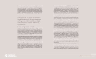 PAA |10 anos de Aquisição de Alimentos
167
Os casos selecionados ilustram, em certa medida, parte da diversidade pre-
sente nos assentamentos de reforma agrária e da multiplicidade de situações
relacionadas à implantação do PAA nas áreas reformadas. A investigação não
teve a pretensão de abarcar toda a diversidade dos assentamentos rurais ou
da conformação do PAA. Contudo, a partir das informações coletadas, é possí-
vel compor uma análise dos principais limites e potencialidades enfrentados
pelo PAA no ambiente dos assentamentos rurais, considerando-se as moda-
lidades estudadas. O objetivo da próxima seção é, justamente, delinear algu-
mas dessas questões.
O Programa de Aquisição de Alimentos
nos assentamentos da pesquisa: acesso
ao Programa, matriz produtiva, relação
com mercados e arranjos políticos e
institucionais
O acesso ao Programa pelos assentados
A pesquisa evidenciou que apenas uma parcela das famílias que vive nos as-
sentamentos estudados acessou o PAA: 34 das 63 famílias assentadas no PA
Antonio Conselheiro (SP) acessaram oficialmente a modalidade Compra com
Doação Simultânea em 2010; 19 das 49 famílias no PA Piratini (RS) acessaram
essa mesma modalidade em 2008 e 2012; 25 das 90 famílias do PA Margari-
da Alves (SP) e 36 das 169 famílias no PA Facão (MT) acessaram oficialmente
a Compra com Doação Simultânea em 2009.
Constatou-se, no decorrer do trabalho de campo, a existência de uma grande
diversidade de formas de envolvimento com o Programa, cujos impactos não
se restringem às famílias beneficiárias, tomadas em sua individualidade, mas
se estendem a um universo maior de pessoas por meio de redes de paren-
tesco, proximidade e vizinhança. O modo como o Programa interage com o
tecido social e organizativo do assentamento varia bastante, de lugar para
lugar, envolvendo diferentes agentes e cadeias de mediação, potencializando
sinergias, fortalecendo dispositivos coletivos de organização, mas gerando,
também, em alguns casos, centralidades, diferenças e assimetrias de infor-
mação. O modo como os diferentes dispositivos do Programa são operacio-
nalizados e traduzidos localmente varia bastante em função do arranjo insti-
tucional adotado.
Como evidenciado por outros estudos (DORETTO; MICHELLON, 2007; BOTE-
LHO et al., 2007; CORDEIRO, 2007; GOMES; BASTOS, 2007), observou-se na
investigação que o conhecimento da existência do PAA geralmente restringia-
-se aos assentados que acessaram alguma das modalidades (exceto os ca-
sos da modalidade Formação de Estoques já mencionados) ou que se loca-
lizavam social ou geograficamente próximos a alguma família que acessou
o Programa. Contudo, mesmos nesses casos, frequentemente se tratava de
um conhecimento limitado à modalidade acessada, sem a compreensão ou o
entendimento da política pública como um todo e das diversas ferramentas
que disponibiliza.
Diante desse panorama, a pesquisa investigou como as informações chega-
ram aos assentamentos, às lideranças locais (associações e cooperativas) e
às famílias assentadas. A análise dos estudos de caso aponta que o conheci-
mento e a execução do PAA nos projetos de reforma agrária não resultaram de
um processo estritamente local. Em todos os casos pesquisados, verificou-se
a atuação do que se pode denominar de “facilitadores” ou “mediadores”, isto
é, agentes governamentais e não governamentais que tiveram um papel im-
portante na divulgação do Programa e no apoio às associações e cooperativas
locais na elaboração dos projetos, no monitoramento das entregas, na pres-
tação de contas, no desenho e na implementação da logística de distribuição,
entre outras demandas do PAA. As características desses mediadores e seus
vínculos com os assentamentos variam muito entre os casos. Por exemplo,
no PA Facão (MT), foi relevante a presença da Rede de Comercialização da
Produção Familiar e Agroecológica de Mato Grosso, da organização não gover-
namental Federação de Órgãos para Assistência Social e Educacional (Fase/
MT), e o apoio da Superintendência Regional da Conab. No Acre, o Governo
do Estado teve papel importante na disseminação e execução do Programa
por meio da Secretaria de Estado de Extensão Agroflorestal e Produção Fa-
miliar (Seaprof). No PA Barra da Onça (SE), a operacionalização do PAA Leite
teve apoio da Prefeitura e do Governo do Estado. De forma geral, em quase
todos os casos, chamou a atenção certa ausência do Incra (ou de programas
a ele vinculados) como fonte de informação ou apoio à execução do PAA nos
assentamentos.
Se a atuação dos facilitadores foi importante para que as organizações locais
conhecessem e operassem o Programa, a presença dessas organizações foi
fundamental na divulgação do PAA para as famílias assentadas. Com efeito,
a maioria dos entrevistados que acessaram o Programa teve conhecimento
dele por meio de organizações associativas. O papel exercido pelas entidades
 