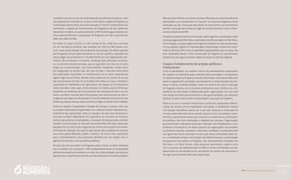 PAA |10 anos de Aquisição de Alimentos
175
a existência de um circuito de comercialização do leite estruturado por meio
das cooperativas, tornando-se um pouco mais difuso o papel do Programa na
conformação desses fluxos de comercialização. O nível de conhecimento dos
assentados a respeito do funcionamento do Programa e de seus diferentes
mecanismos mostrou-se, particularmente no PA Floresta/Lagoa, bastante res-
trito, podendo dificultar a apropriação do Programa, em toda sua potenciali-
dade, para além do leite.
Em ambos os casos, no Acre e no Rio Grande do Sul, o PAA atua com base
em um mercado já existente, que, ampliado por meio do PAA, passa a ofe-
recer novas oportunidades de escoamento da produção. Os efeitos gerados
pelo Programa incluem, particularmente no caso da castanha, a elevação dos
preços pagos aos produtores e o fortalecimento de suas organizações asso-
ciativas, não envolvendo, no entanto, mudanças mais profundas na estrutu-
ra e na dinâmica desses mercados, que se organizam com base em circuitos
longos de comercialização, cujo funcionamento independe, muitas vezes,
da configuração do arranjo local. No caso do leite, o mercado institucional
tem implicações importantes no fortalecimento de um setor cooperativista
ligado à agricultura familiar, atuando nessa cadeia em um cenário de avanço
das transnacionais do leite no sul do Brasil. Em ambos os casos, é limitada a
capacidade de interferência dos agricultores em relação ao funcionamento
destes mercados. Cabe, aqui, chamar atenção, no entanto, para as diferenças
existentes nas dinâmicas de funcionamento dos mercados do leite e da cas-
tanha, o primeiro marcado pela forte presença das transnacionais do setor, e
o segundo, pela figura do atravessador. O estudo detalhado da estrutura e das
dinâmicas próprias dessas cadeias produtivas foge aos limites deste trabalho.
Ainda em relação à modalidade Formação de Estoque, é preciso notar que
os arranjos institucionais engendrados nos contextos sociais analisados pos-
sivelmente não representam todas as situações em que esse mecanismo é
acionado no Brasil. Dependendo da cooperativa, de sua forma de funciona-
mento e dos produtos contemplados, a Formação de Estoque pode contribuir
também na estruturação de mercados de proximidade. Mercados desse tipo,
baseados em circuitos locais e regionais (ou mesmo mais amplos) e envolven-
do formas de operação nas quais os agricultores têm condições de construir
uma maior governabilidade, podem contribuir, de forma mais substantiva,
para o empoderamento dos produtores familiares em sua relação com os
agentes de mercado e com as políticas públicas.
No que concerne aos efeitos do Programa sobre a renda, os dados indicaram
que as famílias que acessaram o PAA (independentemente da modalidade)
apresentaram ganhos monetários oriundos da comercialização dos produtos
agropecuários superiores às famílias que não acessaram essa política pública.
Não é possível afirmar, no entanto, se essas diferenças na renda resultaram da
participação ou se constituíram um “requisito” ao acesso ao Programa e foram
reforçadas por ele. A pesquisa não dispôs de instrumentos que permitissem
analisar a evolução das rendas ao longo de um dado período e, assim, dimen-
sionar a influência do PAA.
Finalmente, ainda em termos de mercado, cabem algumas considerações sobre
os preços pagos pelo PAA. Para os assentados dos PAs estudados em São Paulo,
Acre e Sergipe, os preços pagos pelo Programa revelaram-se mais compensado-
res que aqueles vigentes no mercado geral. Interpretação contrária foi encon-
trada no PA Facão (MT), onde os assentados argumentaram que os preços não
eram reajustados desde o início da execução do Programa no assentamento,
situando-se, para alguns produtos, abaixo do preço do mercado regional.
Criação e fortalecimento de arranjos políticos e
institucionais
Como já apresentado, um aspecto comum aos assentamentos pesquisados
diz respeito ao importante papel exercido pelas associações e cooperativas
na implementação do Programa, levando informações, articulando diferentes
atores e organizando a produção, processamento e comercialização dos pro-
dutos. Contudo, conforme também citado, em nenhum dos casos a execução
do Programa resultou de um processo estritamente local. Verificou-se a im-
portância das articulações estabelecidas pelas organizações com uma rede
mais ampla de atores governamentais e não governamentais, que assumem
distintas funções relacionadas à disseminação e execução do Programa.
Observa-se que os arranjos institucionais construídos apresentam diferen-
ciações de acordo com as modalidades executadas. A modalidade Compra
com Doação Simultânea parece ser a que mais estimula a construção de
vínculos entre diferentes atores sociais no plano local e nos próprios assen-
tamentos, aproximando atores que, inclusive, em razão de seus alinhamen-
tos políticos, não eram habituados a trabalhar em conjunto. Organizações
governamentais e não governamentais, sindicatos dos trabalhadores rurais,
prefeituras municipais e um amplo espectro de organizações que recebem
os alimentos (escolas, hospitais e diferentes entidades socioassistenciais)
são alguns dos atores abarcados na execução dessa modalidade. Além dis-
so, a modalidade Compra com Doação Simultânea favorece a participação
de pequenas associações no Programa. Nos assentamentos estudados em
São Paulo e no Mato Grosso, essas pequenas associações surgiram junto
com o processo de implementação do PAA ou foram revitalizadas por ele,
observando-se uma tendência de crescimento do número de associados e
dos agricultores beneficiados pela organização.
 