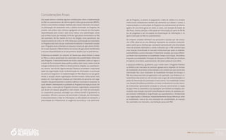 PAA |10 anos de Aquisição de Alimentos
179
Considerações finais
Esta seção retoma e sintetiza algumas considerações sobre a implementação
do PAA nos assentamentos de reforma agrária. Dados governamentais (BRASIL,
2010) e uma primeira avaliação realizada pelo estudo indicavam uma peque-
na participação dos assentados entre o público fornecedor do Programa. No
entanto, uma análise mais criteriosa, agregando um conjunto de informações
disponibilizadas pela Conab e pelo Incra, indicou uma subestimação, sendo
que no Mato Grosso, por exemplo, 61% dos agricultores fornecedores ao PAA
são assentados. No Rio Grande do Sul e em Sergipe, esses percentuais são,
respectivamente, de 12% e de 15%. Ainda que a participação dos assentados
no Programa seja maior do que a estimada inicialmente, é importante ressaltar
que o Programa ainda contempla um pequeno número de agricultores familia-
res no país. Expandir o PAA em termos do número de agricultores beneficiados
e recursos disponibilizados é um dos primeiros desafios que se pode elencar.
Evidenciou-se também um conjunto de fatores que ainda limitam o acesso
ao PAA ou a plena apropriação dos assentados das possibilidades oferecidas
pelo Programa. O desconhecimento de muitos assentados sobre as regras e
o modo de funcionamento dessa política pública, bem como o baixo nível de
sinergia existente entre o PAA e as demais políticas dirigidas aos assentamen-
tos, merece, sem dúvida, alguma atenção. Destacou-se também o importante
papel das organizações locais na disseminação de informações, na promoção
do acesso ao Programa e na implementação do PAA. Observou-se que, geral-
mente, a atuação dessas organizações envolve arranjos institucionais mais
amplos, em nível regional e estadual, por intermédio de parcerias com orga-
nizações não governamentais e poderes públicos municipais e estaduais, os
quais afetam o desempenho e qualidade do Programa nos espaços locais. Em
alguns casos, a execução do Programa envolveu organizações proponentes
que atuam em espaços geográficos mais amplos, por meio de associações
ou cooperativas parceiras, estratégia que, embora beneficie igualmente os
assentados, dificulta o processo de transmissão e tradução das informações.
O desconhecimento, a falta de informações, as dificuldades de transporte, a
precariedade de infraestrutura, as exigências burocráticas e de administra-
ção do Programa, os atrasos no pagamento, a falta de crédito e os arranjos
institucionais estabelecidos também são elementos que afetam o acesso, a
implementação e a continuidade do Programa nos assentamentos de reforma
agrária. De uma forma geral, em todos os casos, com exceção do Estado de
São Paulo, chamou atenção a dificuldade de intervenção por parte do INCRA
(ou de programas a ele vinculados) na disseminação de informações e no
apoio à execução do PAA nos assentamentos.
Ao comparar unidades familiares que acessaram e aquelas que não acessa-
ram o PAA, observou-se uma diferença importante nos produtos comerciali-
zados, sendo que as famílias que o acessaram apresentaram uma diversidade
maior de produtos destinados à venda, indicando que o PAA contribui para
uma inserção diversificada no mercado institucional que pode se estender,
eventualmente, a outros mercados. É importante ressaltar que essas diferen-
ças foram mais expressivas na modalidade Compra com Doação Simultânea,
enquanto as modalidades Formação de Estoques ou PAA Leite, por incidirem
em apenas um produto, aparentemente, não desencadearam esse efeito.
A pesquisa evidenciou, igualmente, que o modo como o Programa interfere
na dinâmica dos mercados de produtos agropecuários depende do formato
da modalidade, do produto comercializado e do contexto em que ocorre essa
intervenção. Nos casos analisados da modalidade Formação de Estoque, o
PAA atua sobre mercados já organizados e em operação, cuja dinâmica e ca-
racterísticas relacionam-se com circuitos mais longos de comercialização e o
poder de intervenção dos assentados é mais restrito. Já a modalidade Compra
com Doação Simultânea possibilitou um maior enraizamento local do merca-
do institucional, aproximando produção e consumo, promovendo a criação
de laços entre os assentados e as populações que recebem as doações, esti-
mulando uma inserção mercantil diversificada em termos de produtos, pro-
porcionando visibilidade e resignificação aos assentamentos e fortalecendo
suas organizações e lideranças. Independentemente dessas diferenças entre
as modalidades, trata-se de uma ampliação das possibilidades de inserção
dos assentados nos mercados, cuja mediação passa pelo PAA.
 