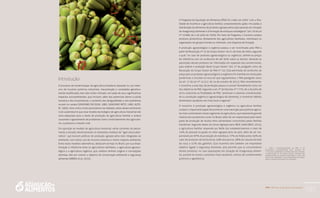PAA |10 anos de Aquisição de Alimentos
187
Introdução
O processo de modernização da agricultura brasileira, baseado no uso inten-
sivo de insumos químicos industriais, mecanização e variedades genetica-
mente modificadas, tem sido muito criticado, em razão de seus significativos
impactos socioambientais, que incluem, além dos potenciais danos à saúde
humana e dos ecossistemas, o aumento das desigualdades e dos problemas
sociais no campo (GRAZIANO DA SILVA, 1982; GRAZIANO NETO, 1982; ALTIE-
RI, 1993). Uma crítica muito persistente nos debates sobre desenvolvimento
rural sustentável é que esse modelo tecnológico de agricultura industrial não
seria adequado para o modo de produção da agricultura familiar e estaria
causando o agravamento de problemas como o endividamento dos agriculto-
res, a pobreza e o êxodo rural.
Em oposição ao modelo de agricultura industrial, várias correntes de pensa-
mento e estudos desenvolveram os chamados modelos de “agricultura alter-
nativa”, que buscam práticas de produção agropecuária mais integradas ao
ambiente, com menor uso de insumos externos e menor impacto ambiental.
Entre esses modelos alternativos, destacam-se hoje no Brasil, por sua disse-
minação e influência entre os agricultores familiares, a agricultura agroeco-
lógica e a agricultura orgânica, que, embora tenham origens e concepções
distintas, têm em comum o objetivo de conservação ambiental e segurança
alimentar (ABREU et al., 2012).
5	 Para a operacionalização do PAA, a Lei
10.696/2003, regulamentada pelo Decreto Nº
4.772/2003, determinou ao Poder Executivo Federal
a constituição de um Grupo Gestor, formado por
representantes de diversos ministérios, o qual tem
entre suas atribuições a regulamentação dos preços
para as compras efetuadas pelo programa.
O Programa da Aquisição de Alimentos (PAA) foi criado em 2003 “com a fina-
lidade de incentivar a agricultura familiar, compreendendo ações vinculadas à
distribuição de alimentos de produtos agropecuários para pessoas em situação
de insegurança alimentar e à formação de estoques estratégicos” (art. 19 da Lei
nº 10.696, de 2 de julho de 2003). Por meio do Programa, o Governo compra
produtos alimentícios diretamente dos agricultores familiares, individuais ou
organizados em grupos formais ou informais, com dispensa de licitação.
A produção agroecológica e orgânica passou a ser incentivada pelo PAA a
partir da Resolução nº 12 do Grupo Gestor,5
de 21 de maio de 2004, segundo
a qual “no caso de produtos agroecológicos ou orgânicos, admite-se preços
de referência com um acréscimo de até 30% sobre os demais, devendo as
aquisições desses produtos ser informadas em separado das convencionais,
para análise e avaliação deste Grupo Gestor” (art. 2º do parágrafo único da
Resolução do Grupo Gestor do PAA nº 12). Essa permissão de acréscimo de
preço para os produtos agroecológicos e orgânicos foi mantida em resoluções
posteriores e incluída na nova lei que regulamentou o PAA (parágrafo único
do art. 17 da Lei nº 12.512, de 14 de outubro de 2011). Mais recentemente,
o incentivo a esse tipo de produção passou a constar formalmente como um
dos objetivos do PAA. Segundo o art. 2º do Decreto nº 7.775, de 4 de julho de
2012, está entre as finalidades do PAA: “promover e valorizar a biodiversida-
de e a produção orgânica e agroecológica de alimentos, e incentivar hábitos
alimentares saudáveis em nível local e regional.”
O incentivo à produção agroecológica e orgânica na agricultura familiar
cumpre o importante papel de promover uma transição para práticas agríco-
las mais sustentáveis nesse segmento da agricultura, que representa grande
maioria dos produtores rurais no Brasil, além de ser responsável pela maior
parte de produção de muitos itens alimentares consumidos pelas famílias
brasileiras. Segundo dados do Censo Agropecuário IBGE 2006 (IBGE, 2013),
a agricultura familiar responde por 84% dos estabelecimentos e mais de
74% do pessoal ocupado no setor agropecuário do país, além de ser res-
ponsável por 87% da produção de mandioca; 77% do feijão preto; 63% do
valor de produtos da horticultura; 59% dos porcos; 58% do volume de leite
de vaca; e 51% das galinhas. Esse incentivo tem também um importante
objetivo ligado à segurança alimentar, pois permite que os consumidores
desses produtos, no caso populações em situação de insegurança alimen-
tar, possam ter acesso a produtos mais saudáveis, isentos de contaminantes
químicos e agrotóxicos.
 