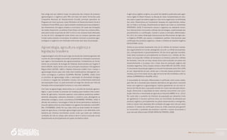 PAA |10 anos de Aquisição de Alimentos
189
Este artigo tem por objetivo traçar um panorama das compras de produtos
agroecológicos e orgânicos pelo PAA com base em dados fornecidos pala
Companhia Nacional de Abastecimento (Conab), principal operadora do
Programa em nível nacional, e pelo Ministério do Desenvolvimento Social e
Combate à Fome (MDS), que o opera também mediante parcerias estabeleci-
das diretamente com alguns estados e municípios. Em razão das limitações
dos dados disponíveis, as análises foram feitas com base nas compras efetu-
adas pela Conab no período de 2007 a 2012 e nas compras totais efetuadas
no ano de 2012, abrangendo neste último caso as compras operadas pela
Conab e pelos estados e municípios. As análises incluíram os produtos agro-
ecológicos e orgânicos sem distinção entre esses dois tipos de produção.
Agroecologia, agricultura orgânica e
legislação brasileira
A agroecologia é uma ciência que surgiu do estudo dos sistemas agrícolas sob
o ponto de vista ecológico, buscando compreender as interações e processos
que regem o funcionamento dos agroecossistemas. Fundamentou-se inicial-
mente nos princípios da Ecologia de Sistemas desenvolvidos por Eugene P.
Odum (ODUM, 1953), tendo como seus principais estudiosos e divulgadores
Miguel Altieri (ALTIERI, 1987) e Stephen Gliessman (1990). Com o tempo, a
agroecologia evoluiu para uma visão mais multidisciplinar, abrangendo con-
ceitos sociológicos e políticos (GUZMÁN; MOLINA; GUSMÁN., 2000). Entre
os preceitos da agroecologia, estão a valorização da diversidade biológica
e cultural e o resgate das variedades crioulas e do conhecimento tradicional
das populações locais, os quais evoluíram ao longo dos séculos por meio da
interação entre as populações humanas e o seu meio ambiente.
Com base na agroecologia, desenvolveu-se o conceito de transição agroeco-
lógica, o qual consiste no processo de mudança para modelos mais susten-
táveis de agricultura, incluindo aspectos como práticas produtivas ambien-
talmente adequadas, soberania alimentar e comércio justo, abrangendo as
dimensões ecológica, social e econômica (COSTABEBER; MOYANO, 2000). A
difusão das práticas e tecnologias é feita de forma participativa mediante a
troca de saberes entre as comunidades e os agentes de extensão rural (CAPO-
RAL; COSTABEBER, 2000). Por sua visão crítica ao atual modelo de moderni-
zação da agricultura, a transição agroecológica passou a ser defendida como
bandeira por diversos movimentos sociais rurais que lutam por melhores
condições de vida no campo, pelo acesso à terra e contra a exclusão social,
disseminando-se principalmente em países da América latina.
A agricultura orgânica originou-se a partir de trabalhos publicados pelo agrô-
nomo inglês Sir Albert Howard, na década de 1940, fundamentada em estu-
dos sobre o papel da matéria orgânica e dos micro-organismos na fertilidade
dos solos. Desenvolveu-se inicialmente baseada em experimentos realiza-
dos na Índia e na Europa, disseminando-se depois por todos os continentes
(PENTEADO, 2003). O movimento cresceu e organizou-se, realizando encon-
tros internacionais e buscando a difusão das tecnologias, a padronização dos
procedimentos e a certificação, visando o acesso a mercados diferenciados.
Em 1972, foi criada a Federação Internacional dos Movimentos de Agricultu-
ra Orgânica (IFOAM), que passou a estabelecer padrões internacionais para
certificação dos produtos orgânicos, criando o Sistema de Garantia Orgânica
(OGS) (IFOAM, 2013).
Estima-se que existam atualmente mais de 35 milhões de hectares maneja-
dos organicamente no mundo, abrangendo cerca de 1,4 milhão de proprieda-
des, correspondendo a aproximadamente 1% das terras agrícolas mundiais.
Essas áreas localizam-se principalmente na Oceania (12,1 milhões de hec-
tares), na Europa (8,2 milhões de hectares) e na América Latina (8,1 milhões
de hectares). Cerca de um terço dessas áreas está localizado em países em
desenvolvimento, e os países com a maior área em produção orgânica são
Austrália, Argentina, China, Estados Unidos e Brasil (WILLER; KILCHER, 2010).
O crescimento da produção orgânica no mundo foi estimado entre 5% e 50%
ao ano, dependendo do país, sendo que o mercado desses produtos movi-
mentava, já no início deste século, algo em torno de US$ 20 bilhões a US$ 24
bilhões (CAMPANHOLA; VALARINI, 2001).
A necessidade de mercados diferenciados é justificada, entre outras razões,
pelo fato de a conversão para sistemas alternativos de agricultura, incluindo
nesse caso orgânicos e agroecológicos, implicar geralmente um uso mais in-
tensivo de mão de obra, o que pode resultar em custos mais elevados de pro-
dução, diminuindo a capacidade de esses sistemas concorrerem com a pro-
dução intensiva e mecanizada da agricultura industrial (ABREU et al., 2012).
Por outro lado, o aumento do interesse da população por alimentos livres
de agrotóxicos e insumos químicos levou ao crescimento da demanda por
produtos orgânicos, principalmente nos países desenvolvidos e emergentes,
onde as classes mais abastadas têm condições de pagar mais caro por esses
produtos. O sistema de certificação tornou-se, então, essencial para garantir
ao consumidor a qualidade dos produtos e permitir o acesso do produtor a
esse mercado diferenciado (CÉSAR; BATALHA; PIMENTA, 2008).
 