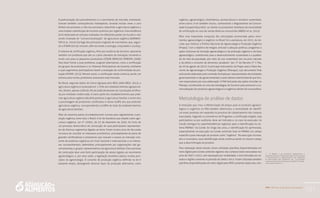 PAA |10 anos de Aquisição de Alimentos
191
A padronização dos procedimentos e o crescimento do mercado, entretanto,
tiveram também consequências indesejáveis, levando muitas vezes a uma
ênfase nos produtos, e não nos processos, reduzindo a agricultura orgânica a
uma simples substituição de insumos químicos por orgânicos. Essa tendência
já foi detectada em estudos realizados em diferentes partes do mundo e vem
sendo chamada de “convencionalização” da agricultura orgânica (DARNHO-
FER et al., 2010). Ela foge dos princípios originais do movimento, que, segun-
do a IFOAM (2013), incluem, além da saúde, a ecologia, a equidade e a justiça.
O sistema de certificação orgânica, feito por auditoria de terceiros, apresenta
também um problema que são os custos elevados de transação, tornando-o
muito caro para os pequenos produtores (CÉSAR; BATALHA; PIMENTA, 2008).
Para fazer frente a esse problema, surgiram alternativas, como a certificação
em grupos de produtores e os Sistemas Participativos de Garantia, mediante
a qual organismos participativos fazem a avaliação de conformidade da pro-
dução (IFOAM, 2013). Mesmo assim, a certificação ainda continua sendo um
entrave para muitos produtores acessarem esse mercado.
No Brasil, segundo dados do Censo Agropecuário IBGE 2006 (IBGE, 2013), a
agricultura orgânica é praticada em 1,75% dos estabelecimentos agropecuá-
rios. Destes, apenas 5,6% (0,1% do total) declararam ter a produção certifica-
da por entidade credenciada. A maior parte dos estabelecimentos que prati-
cam agricultura orgânica (82,6%) pertence à agricultura familiar, e entre eles
a porcentagem de produtores certificados é menor (4,8% dos que praticam
agricultura orgânica, correspondendo a 0,08% do total de estabelecimentos
da agricultura familiar).
Mais de sessenta países já estabeleceram normas para regulamentar a pro-
dução orgânica, entre eles o Brasil. A lei de brasileira que dispõe sobre agri-
cultura orgânica, Lei nº 10.831, de 23 de dezembro de 2003, foi fruto de
um processo democrático de construção do qual participaram representan-
tes de diversos segmentos ligados ao tema. Foram muitos anos de discussão
na busca de conciliar os interesses econômicos, principalmente da parte de
grandes certificadoras e produtores que visavam o acesso ao mercado cres-
cente de produtos orgânicos em nível nacional e internacional, e os interes-
ses socioambientais, defendidos principalmente por organizações não go-
vernamentais e grupos representativos da agricultura familiar. Esse processo
de construção teve uma forte participação de atores ligados ao movimento
agroecológico, e, por essa razão, a legislação brasileira adotou muitos prin-
cípios da agroecologia. O conceito de produção orgânica definido na lei é
bastante amplo, abrangendo diversos tipos de produção alternativa, como
orgânica, agroecológica, biodinâmica, permacultural e extrativa sustentável,
entre outros. A lei também inovou, contrariando o Regulamento da Comuni-
dade Europeia 834/2007, ao isentar os produtores familiares da necessidade
de certificação no caso de venda direta ao consumidor (ABREU et al., 2012).
Mais uma importante conquista das articulações promovidas pelos movi-
mentos agroecológico e orgânico no Brasil foi a assinatura, em 2012, do de-
creto que instituiu a Política Nacional de Agroecologia e Produção Orgânica
(Pnapo), “com o objetivo de integrar, articular e adequar políticas, programas e
ações indutoras da transição agroecológica e da produção orgânica e de base
agroecológica, contribuindo para o desenvolvimento sustentável e a qualida-
de de vida da população, por meio do uso sustentável dos recursos naturais
e da oferta e consumo de alimentos saudáveis” (art. 1º do Decreto nº 7.794,
de 20 de agosto de 2012). O principal instrumento da Pnapo será o Plano Na-
cional de Agroecologia e Produção Orgânica (Planapo), cujo documento final
está sendo elaborado pela comissão formada por representantes de entidades
governamentais e não governamentais e pela câmara interministerial que fica-
ram responsáveis por essa elaboração. O PAA fará parte das ações incluídas no
Planapo, constituindo-se uma das estratégias do Governo para promover a co-
mercialização dos produtos agroecológicos e orgânicos dentro da nova política.
Metodologia de análise de dados
A resolução que criou a diferenciação de preços para os produtos agroeco-
lógicos e orgânicos no PAA também determinou a necessidade de identifi-
car esses produtos em separado no processo de cadastramento das compras
executadas. Segundo os normativos do Programa, a certificação exigida, seja
participativa ou por auditoria, deve ser indicada e, no caso da execução via
Conab, entregue às superintendências regionais após a identificação no sis-
tema PAANet,6
da Conab. Ao longo dos anos, a identificação foi aprimorada,
especialmente na execução via Conab, existindo hoje no PAANet um campo
específico para marcação do produto como “orgânico”. Na execução via esta-
dos e municípios, essa identificação ainda continua sendo no mesmo campo
que a descriminação do produto.
Para realização deste estudo, foram utilizadas planilhas disponibilizadas em
meio digital pela Conab contendo registros das compras totais executadas nos
anos de 2007 a 2012, sem separação por modalidade, e discriminadas por es-
tados e regiões somente no período de 2009 a 2012. Foram utilizadas também
planilhas disponibilizadas em meio digital pelo MDS contendo dados das com-
6	O PAAnet é um aplicativo desenvolvido e
disponibilizado pela Conab com o objetivo de facilitar
e descentralizar o preenchimento das propostas
de participação PAA. Disponível em:- <http://www.
conab.gov.br/produtosServicos-PAANET-interna.
php?a=503?a=503&t=2>.
 