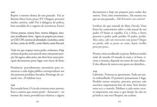 234 235
141
Repito o mesmo drama do ano passado. Fui ao
Boitatá, bloco bom, praça XV. Cheguei, procurei
minha carteira, cadê? Fui à delegacia de polícia,
bem atendido, fiz o registro de ocorrência. Furto?
Outras pessoas, mesma hora, mesma delegacia, situa-
ções semelhantes: furto. Agora me preparo pra contac-
tarCEF,CPF,carteirasdeidentidadeemotorista,cartão
doSesc,cartãodaAMIL,cartãoMetrô,cartãoRiocard.
Toda vez que tropeço numa pedra, reclamava. Hoje
reclamodapedra,masantesdemim:nãopresteiaten-
ção.Sei agora,sabia antes,não devo levar meus prin-
cipais documentos prum lugar com riscos de furto.
Penitência:  procedimentos necessários para co-
municar a cada órgão público correspondente aos
documentos perdidos, furtados. Domingo de car-
naval, vou... O telefone toca.
142
Eta mundo bom.O círculo virtuoso toma assento.
Sem a carteira que ontem perdi – furtaram? – no
mesmo dia tomei providências relativas a alguns
documentos e hoje me preparei para cuidar dos
outros. Trim, trim trimmmmm:.. Da mesma vez
que no ano passado... Alô! Encontrei sua carteira!
Lembrei do que entendi do filme Dúvida. Uma
freira faz comentários sobre a vida sexual de um
padre. O boato se espalha. Cai a ficha, a freira
procura o padre, pede perdão. O padre: perdôo.
Mas antes, sabe um travesseiro com penas? Chegue
na janela, solte as penas ao vento, depois recolha
pena por pena...
Pronto,estou recolhendo as penas.Reforcei minha
visão de mundo. O mundo tá ruim e tá bom, vi-
cioso e virtuoso, depende um tanto do meu olhar...
E dos olhares de outros com quem me identifico...
143
Labirinto. Tristezas se aproximam.Tudo um tan-
to embaralhado. O primeiro pensamento é fuga.
Perdido nestas emoções, procuro, procuro, não
encontro responsáveis fora de mim. Sem limites
entre eu e o mundo. Telefono a cada outro, escu-
to impaciente, não ouço o que desejo. Se não sei
pr’onde ir, não vou? Respiro, me acalmo.
 