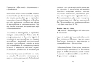 122 123
E quando cai a ficha... muda a visão de mundo... e
o mundo muda.
Dois câmeras atentos a si e ao outro.Os sentimen-
tos inesperados que afloram devem ser suporta-
dos, focados, gravados. Para que os espectadores
tenham também possibilidades de se identificar
com estes sentimentos, perceberem que não são
só seus, solidarizar-se com os que sentem. Nas-
cem vínculos entre quem vê e sente e quem origi-
nalmente vive e sente.
Toda semana os câmeras gravam, os espectadores
interagem sentimentalmente. Ambos, além dos
protagonistas, podem se desenvolver a partir da
consciência do que sentem, do que são. E quando
caem as fichas – quando cada um se compreende
um tanto, emocionalmente – espaços se abrem
para o entendimento de causas de comportamen-
tos atuais. E, no tornar-se consciente – a perda
da inocência –, possibilidades de transformações.
Nenhuma velocidade estonteante, são outras
as sensações. O caminho é emocionante, pra
quem se permite, atento, sentir. Ao fim de cada
encontro, cada um carrega consigo o que sen-
tiu, vivenciou. E, no cotidiano, sua memória
emocional o acompanha, estimula a consciên-
cia dos seus sentimentos, pensamentos, pala-
vras, atos. E aquele antes espectador tende a
desvendar caminhos, a dar passos como prota-
gonista de sua própria vida. Isto acontece todo
dia. Faltam os câmeras e aqueles que realizam
e veiculam programas de TV.
Sonhei uma multidão
- 400 pessoas? - disponível para uma brincadeira
de crescimento.
Sugeri de imediato que cada um de nós, a partir
deste momento, só falássemos o que porventura
fosse bom pra si mesmo, pra quem escutasse ou
para aqueles a quem a fala se referisse.
E ofereci escolhessem. Vivenciarmos juntos uma
sessão de terapia comunitária. Ou, divididos em
grupos de até 40, fizéssemos rodas onde cada um
pudesse em 1 ou 2 minutos falar do que oferecia e
do que procurava aqui, agora.
 