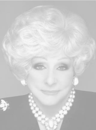 Freqüentemente me perguntam o que acontecerá com a Companhia
quando eu não estiver mais aqui. Minha resposta sempre é “crescerá
e prosperará graças a nossas maravilhosas Diretoras Nacionais de
Vendas Independentes e à filosofia na qual está baseada nossa
Companhia”.
Quando fundei esta Companhia em 1963 tomei Deus como meu
sócio. Creio firmemente que a Companhia prosperou devido à nossa
filosofia tão rara de fazer negócios.
Nesta Companhia mantemos nossas prioridades em ordem: em
primeiro Deus, em segundo, a família e, em terceiro, a carreira.
Nossos princípios são sólidos porque foram baseados na Regra de
Ouro: Trate os demais como você gostaria de ser tratada. Há uma
maneira certa e uma maneira incorreta de se fazer quase tudo. A
maneira certa sempre estará evidente quando você se fizer esta
pergunta: Como eu gostaria que me tratassem se eu estivesse nesta situação?
Se você assim o fizer sempre saberá como lidar com as situações
difíceis.
PPRREEFFÁÁCCIIOO ppoorr MMaarryy KKaayy AAsshh
 