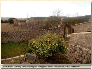 L'escala d'accés a un camp limita amb una porta protegida de merlets i matacans a la sortida del Monestir.
 