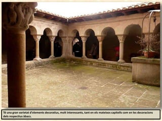 Té una gran varietat d'elements decoratius, molt interessants, tant en els mateixos capitells com en les decoracions
dels respectius àbacs.
 