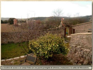 La escalera de acceso a un campo linda con una puerta protegida de almenas y matacanes a la salida del Monasterio.
 