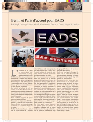 Économie Internationale Syndication Financial Times 9
Berlin et Paris d’accord pour EADS
Par Hugh Carnegy à Paris, Gerrit Wiesmann à Berlin et Carola Hoyos à Londres
L’
Allemagne et la France
ont convenu d’une posi-
tion commune sur le rap-
prochement d’EADS et de
BAE Systems. Les deux gouvernements
insistent sur le contrôle des participa-
tions importantes dans ce projet géant de
l’aéronautique et de la défense qui vaut
34 milliards d’euros. Ils ont, toutefois,
indiqué qu’ils renonceraient à certains
de leurs droits de veto actuels.
Des ofﬁciels de Berlin et de Paris ont
déclaré que les deux Etats avaient for-
mulé des termes communs pour accepter
un accord qui devrait maintenant être né-
gocié avec les entreprises et le gouverne-
ment britanniques.
Leurs conditions suggèrent de grands
obstacles dans le processus.
Cependant, les dirigeants de BAE Sys-
tems et d’EADS ont averti que les deux
Etats ne devaient pas exercer davantage
de pouvoir que l’actionnaire moyen sur
le groupe.
Un haut-fonctionnaire français a déclaré
que ni le côté français ni l’allemand
n’était à l’aise avec la valeur proposée,
soit 60/40 répartie entre EADS et BAE
Systems, indiquant la montée de nou-
velles tensions chez les investisseurs
BAE déterminés à ne pas céder.
Les deux gouvernements veulent main-
tenir leur inﬂuence sur le nouveau
groupe en détenant respectivement des
participations directes de 9 %. Ils veu-
lent aussi que Daimler, le constructeur
d’automobile allemand, Dedalus, un
consortium de banques allemandes, et
Lagardère, la société française de mé-
dias, conservent leurs participations et
réclament un droit de préemption sur la
cession de ces participations.
« L’idée française veut que les gouver-
nements et Lagardère et Daimler détien-
nent 27 % [de la nouvelle société]. Ils
auront ainsi le pouvoir d’inﬂuer sur la
prise de décision », a déclaré une per-
sonne informée sur la transaction.
Les deux pays veulent également
une garantie pour une présence al-
lemande et française dans le conseil
d’administration. Des responsables fran-
çais ont ajouté que le maintien du siège
du groupe à Toulouse a été un briseur
d’accords [deal breaker].
Berlin veut aussi que l’Allemagne ob-
tienne l’un des centres décisionnels du
nouveau groupe, tandis que la Grande-
Bretagne insiste pour que le siège de la
défense soit basé à Londres.
Entretemps, en des termes qui sem-
blent indiquer que la position franco-
allemande risque de saboter un accord,
le patron de BAE, Ian King, et Tom
Enders, P-DG d’EADS, soutiennent
dans un article publié dans le Financial
Times qu’une combinaison EADS-BAE
mettrait ﬁn au contrôle que Paris et Ber-
lin exerçaient sur EADS.
Mais il semble qu’il existe des possi-
bilités de négociations. Londres est dans
une position importante mais sensible.
Jusqu’à présent, certains fonctionnaires
du gouvernement britannique proches
des négociations ont déclaré qu’un pa-
quet de blocages de la part des deux au-
tres pays serait inacceptable. Ces mêmes
sources ont également laissé entendre
qu’il y avait encore des moyens de trou-
ver un terrain d’entente ❚
Tom Enders et Angela Merkel
FTN°44.indd 7FTN°44.indd 7 04/10/12 02:1704/10/12 02:17
 