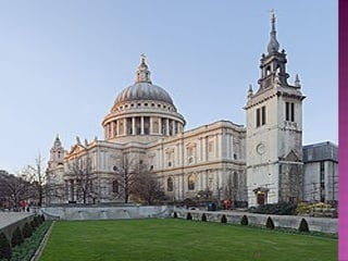 Kυριότερες θρησκείες στο Λονδίνο: είναι
Χριστιανισμός 57,5%
15,5%  άθεοι,
7,9%  Μουσουλμάνοι
4,1% Ινδουιστές
3,1% Ιουδαϊστές 
1,5% Σιχ.
  Διαθέτει μεγάλο αριθμό ναών, ιδίως στο City.
Εντυπωσιακός είναι ο αγγλικανικός 
Καθεδρικός ναός του Αγίου Παύλου -(Saint Paul’s
Cathedral) ενώ ο κύριος επίσκοπος της 
Εκκλησίας της Αγγλίας και παγκοσμίως της 
Αγγλικανικής Ένωσης είναι ο Αρχιεπίσκοπος του
Καντέρμπερι-(Archbishop of Canterbury). 
Οι σημαντικότερες εθνικές και θρησκευτικές τελετές
γίνονται στο αββαείο του ΟυεστμίνστερWestminster Abbey .


17

 