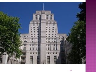 Πόλη του Λονδίνου:
Eδρα του Πανεπιστημίου του Λονδίνου, το οποίο
ιδρύθηκε το 1837.
Αποτελεί ομάδα πανεπιστημιακών ιδρυμάτων, όπως το
Kings College, το Royal Halloway, το University
College, και πάνω από 10 ανεξάρτητων πανεπιστημίων. 
-Πιο εξειδικευμένα εκπαιδευτήρια είναι η Σχολή
Αφρικανικών και Ανατολικών Μελετών (SOAS), η
Βασιλική Μουσική Ακαδημία -Royal Music Academy, το
Ινστιτούτο Καλών Τεχνών Κουρτό και το Ινστιτούτο
Εκπαίδευσης.
 Ο φοιτητικός πληθυσμός της πόλης είναι περίπου
378.000. 
 Τα περισσότερα σχολεία πρωτοβάθμιας και
δευτεροβάθμιας εκπαίδευσης ακολουθούν το ίδιο
εκπαιδευτικό σύστημα με τα εκπαιδευτήρια της
υπόλοιπης Αγγλίας.


22

 