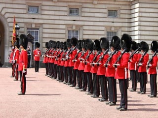• At this moment we can see the Buckingham
  Palace. In this palace live the British queen
  Elizabeth ll, and it’s very popular for the
  change of guard.
 