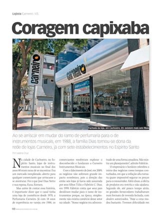 120 WWW.MUSICAEMERCADO.COM.BR
Lojista Carneiro / ES
Ao se arriscar em mudar do ramo de perfumaria para o de
instrumentos musicais, em 1988, a família Dias tornou-se dona da
rede de lojas Carneiro, já com sete estabelecimentos no Espírito Santo
Por Juliana Cruz
Coragem capixaba
Na cidade de Cachoeiro, no Es-
pírito Santo, lojas de instru-
mentos musicais no final dos
anos 80 eram raras de se encontrar. Era
um mercado inexplorado, aberto para
qualquer comerciante que arriscasse a
se aventurar. Foi o que José Dias Netto
e sua esposa, Euza, fizeram.
Mas antes de contar essa história,
é importante dizer que o casal tinha
uma loja de cosméticos desde 1970, a
Perfumaria Carneiro. Já com 18 anos
de experiência no varejo, em 1988, os
comerciantes resolveram explorar o
desconhecido e fundaram a Carneiro
Instrumentos Musicais.
Com o falecimento de José, em 2009,
os negócios não sofreram grande im-
pacto econômico, pois a direção das
então seis lojas já havia sido assumida
por seus filhos Túlio e Fabrício C. Dias,
em 1999. Fabrício conta que seus pais
decidiram mudar para o ramo de ins-
trumentos porque, na época, simples-
mente não existia comércio desse setor
na cidade. “Nosso negócio era adminis-
tradodeumaformaamadora.Nãoexis-
tia um planejamento”, admite Fabrício.
O empresário e herdeiro relembra o
início dos negócios como tempos con-
turbados, em que a inflação alta torna-
va quase impossível segurar os preços
paraoconsumidor.Alémdisso,aoferta
de produtos era restrita e não ajudava.
Segundo ele, até pouco tempo atrás,
os grandes fornecedores trabalhavam
num formato de revenda fechada, com
dealers autorizados. “Hoje a cena mu-
dou bastante. Tivemos dificuldade em
Fachada da loja, em Cachoeiro, ES: existem mais seis filiais
mm58_lojista.indd 120 12/12/11 21:15
 