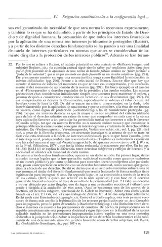 IV. Exigencias constitucionales a la configuración legal ...
vos está garantizado sin necesidad de que otra norma lo reconozca expresamente,
y también lo es que se ha defendido, a partir de los principios de Estado de Dere-
cho y de dignidad humana, la presunción de que todos los intereses favorecidos
por la aplicación de una norma son intereses jurídicamente protegidos (BACIlar),
ya partir de los distintos derechos fundamentales se ha pasado a ver una finalidad
de tutela de intereses particulares en normas que antes se consideraban única-
mente dirigidas a la protección de los intereses públicos". Además se han formu-
32. Por lo que se refiere a BAcrrOF, el trabajo principal en esta materia es «Reflexwirkungen und
subjetive Rechte», cit.: <da cuestión central sigue siendo saber qué condiciones deben darse para
que el efectofavorable de la aplicación de una norma de Derechopúblico conlleve ese "poderjurídico" o
"poder de la voluntad", que es lo que convierte ese efecto[aoorable en un derecho subjetivo» (pg. 294).
Ese presupuesto consiste en «que una norma jurídica tenga como finalidad la satisfacción de
intereses individuales» (pg. 296). Frente a la tesis inicial de BÜIILER, BACHOF dice que hay que
atender al sistema de valores de! momento en que se hace esa interpretación, y no necesaria-
mente al del momento de aprobación de la norma (pg. 297). Un buen ejemplo es e! cambio
en el «Fúrsorgerecht» o derecho regulador de la previsión y las ayudas sociales. Las mismas
prestaciones eran consideradas inicialmente simples instrumentos para mantener el orden, y
pasaron después a considerarse establecidas en beneficio de sus destinatarios (pg. 297). En
esa interpretación es decisiva la Constitución, especialmente si subraya el valor central del
hombre como lo hace la GG. De ahí se extrae un criterio interpretativo: en la duda, todo
interés favorecido por la aplicación de una norma y que se considere, a la vista de ese sistema
de valores, como digno de protección (<<schützwürdig»), ha de considerarse protegido (pg.
296). Lo que me interesa destacar es que la mayor o menor amplitud del criterio utilizado
para definir el derecho subjetivo no exime de tener que comprobar en cada caso si la norma
cuya aplicación favorece a un particular ha pretendido tutelar sus intereses o sólo le favorece
de modo reflejo, test q ue en nuestro Derecho no es necesario realizar nunca y que constituye la
principal diferencia entre nuestro concepto de interés legítimo y e! alemán de derecho público
subjetivo. En «Verfassungsrecht, Verwaltungsrecht, Verfahrensrecht», cit., vol. 1, pg. 221, dirá
que, a pesar de la fórmula propuesta, «es necesario investigar si la norma de que se trate en
cada caso está destinada a la tutela de intereses individuales, para lo que basta cuando, junto
al interés general, proteja también intereses individuales». También es indicativa la exposición
que hace del tema en el manual «Verwaltungsrecht I», del que era coautor junto a H.J. WOI.FF,
en la 9' ed. (München, 1974), que fue la última redactada directamente por ellos. En las pgs.
321-323 [§43.I b)] se explica la diferencia entre derechos subjetivos y reflejos de derecho y la
necesidad de atender a la finalidad de cada norma.
En cuanto a los derechos fundamentales, operan en un doble sentido. En primer lugar, deter-
minadas normas legales que la interpretación tradicional entendía como garantes exclusivas
de un interés público (y por tanto no idóneas para conceder derechos subjetivos a los particula-
res), pasan a interpretarse en relación con un derecho fundamental, como normas que garan-
tizan la eficacia de ese derecho. De ahí se deriva que si un acto administrativo vulnera una de
esas normas, el titular del derecho fundamental que resulta lesionado de forma mediata tiene
legitimación para impugnar el acto. En segundo lugar, se ha construido a través de la teoría
de los «status» (Run-, a quien me referiré en la nota siguiente) y con base en el derecho
general de libertad o derecho al libre desarrollo de la personalidad (art. 2.1 GG) un derecho
a no ser afectado por actos ilegales, que da lugar a una pretensión reacciona! (<<Abwehrans-
pruch») dirigida a la anulación de esos actos. (Aquí se encuentra uno de los apoyos de la
doctrina del derecho subjetivo reaccional de E. GARCÍA DE ENTERRÍA). Sobre esta construcción
basada en el art. 2.1 GG, vid. e! claro trabajo de ZULEEG, M.: «Hat das subjektive óffentliche
Recht noch eine Daseinsberechtigung?», cit. Como e! artículo explica, esta tesis permite reco-
nocer de forma más amplia la legitimación de los terceros perjudicados por un acto favorable
para impugnarlo, pero no priva de sentido (<<Daseinsberechtigung») a la distinción entre dere-
chos e intereses en cuanto a las pretensiones de condena. De hecho, la jurisprudencia no ha
seguido completamente esta propuesta doctrinal y sigue fijándose en la finalidad de la norma
aplicable también en las pretensiones impugnatorias (como explico en una nota posterior
dedicada a lajurisprudencia). Sobre la importancia de los derechos fundamentales en la califi-
cación de una determinada situación jurídica favorable como derecho subjetivo, vid. BAUER,
H.: GeschichtlicheGrundlagen, cit., pgs. 167 Yss.
ó.c-Las pretensiones de condena. 129
 