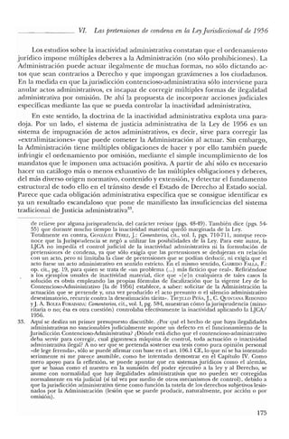 VI. Las pretensiones de condena en la LeyJurisdiccional de 1956
Los estudios sobre la inactividad administrativa constatan que el ordenamiento
jurídico impone múltiples deberes a la Administración (no sólo prohibiciones). La
Administración puede actuar ilegalmente de muchas formas, no sólo dictando ac-
tos que sean contrarios a Derecho y que impongan gravámenes a los ciudadanos.
En la medida en que la jurisdicción contencioso-administrativa sólo interviene para
anular actos administrativos, es incapaz de corregir múltiples formas de ilegalidad
administrativa por omisión. De ahí la propuesta de incorporar acciones judiciales
específicas mediante las que se pueda controlar la inactividad administrativa.
En este sentido, la doctrina de la inactividad administrativa explota una para-
doja. Por un lado, el sistema de justicia administrativa de la Ley de 1956 es un
sistema de impugnación de actos administrativos, es decir, sirve para corregir las
«extralimitaciones» que puede cometer la Administración al actuar. Sin embargo,
la Administración tiene múltiples obligaciones de hacer y por ello también puede
infringir el ordenamiento por omisión, mediante el simple incumplimiento de los
mandatos que le imponen una actuación positiva. A partir de ahí sólo es necesario
hacer un catálogo más o menos exhaustivo de las múltiples obligaciones y deberes,
del más diverso origen normativo, contenido y extensión, y detectar el fundamento
estructural de todo ello en el tránsito desde el Estado de Derecho al Estado social.
Parece que cada obligación administrativa específica que se consigue identificar es
ya un resultado escandaloso que pone de manifiesto las insuficiencias del sistema
tradicional de Justicia administrativa.".
de relieve por alguna jurisprudencia, del carácter revisor (pgs. 48-49). También dice (pgs. 54-
55) que durante mucho tiempo la inactividad material quedó marginada de la Ley.
Totalmente en contra, GONZÁLEZ Pf:REZ,].: Comentarios, cit., vol. 1, pgs. 710-711, aunque reco-
noce que la Jurisprudencia se negó a utilizar las posibilidades de la Ley. Para este autor, la
LJCA no impedía el control judicial de la inactividad administrativa ni la formulación de
pretensiones de condena, ya que sólo exigía que las pretensiones se dedujeran en relación
con un acto, pero ni limitaba la clase de pretensiones que se podían deducir, ni exigía que el
acto fuese un acto administrativo en sentido estricto. En el mismo sentido, GARRIDO FALLA, F.:
op. cit., pg. 19, para quien se trata de «un problema (...) más ficticio que real». Refiriéndose
a los ejemplos usuales de inactividad material, dice que «Ieln cualquiera de tales casos la
solución es obvia empleando las propias fórmulas de fiscalización que la vigente Ley de lo
Contencioso-Administrativo [la de 1956] establece, a saber: solicitar de la Administración la
actuación que se pretende y, una vez producido el acto presunto o el silencio administrativo
desestimatorio, recurrir contra la desestimación tácita». TRUJILLO PEÑA,].,C. QUINTANA REDONDO
y]. A. BOLEA FORADADA: Comentarios, cit., vol. 1, pg. 584, muestran cómo la jurisprudencia (mino-
ritaria o no; ésa es otra cuestión) controlaba efectivamente la inactividad aplicando la LJCAI
1956.
33. Aquí se desliza un primer presupuesto discutible. ¿Por qué el hecho de que haya ilegalidades
administrativas no sancionables judicialmente supone un defecto en el funcionamiento de la
Jurisdicción Contencioso-Administrativa? ¿Dónde está dicho que el contencioso-administrativo
deba servir para corregir, cual gigantesca máquina de control, toda actuación o inactividad
administrativa ilegal? A no ser que se pretenda sostener esa tesis como pura opinión personal
«de lege ferenda», sólo se puede afirmar con base en el arto 106.1 CE, lo que ni se ha intentado
seriamente ni me parece asumible, como he intentado demostrar en el Capítulo IV. Como
mero apoyo para la reflexión, se puede apuntar que en sistemas jurídicos como el alemán,
que se basan como el nuestro en la sumisión del poder ejecutivo a la ley y al Derecho, se
asume con normalidad que hay ilegalidades administrativas que no pueden ser corregidas
normalmente en vía judicial (sí tal vez por medio de otros mecanismos de control), debido a
que la jurisdicción administrativa tiene como función la tutela de los derechos subjetivos lesio-
nados por la Administración (lesión que se puede producir, naturalmente, por acción o por
omisión).
175
 