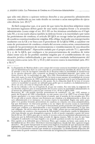 11. HUERCO LORi1: LasPretensiones de Condena en el Contencioso-Administrativo _
que sólo está abierto a quienes tuvieran derecho a una prestación administrativa
concreta, establecida ya con todo detalle en normas o actos susceptibles de ejecu-
ción directa (art. 29.1)20.
Es fácil comprobar que, si se parte de que tanto los derechos subjetivos como
los intereses legítimos deben gozar de una tutela completa frente a la actuación
administrativa (como exige el arto 24.1 CE en los términos estudiados en el Capí-
tulo IV),y si esa tutela abarca también la defensa frente a la inactividad y por tanto
las pretensiones de condena, el artículo 29 LJCA no recoge todas las pretensiones
de condena constitucionalmente exigidas. Ello obliga, haciendo una interpretación
conforme con la CE y en línea con el precedente de la LJCA/1956, a canalizar ese
resto de pretensiones de condena a través del recurso contra actos, concretamente
a través de las pretensiones de reconocimiento o restablecimiento de una situación
jurídica individualizada". Operación avalada por el propio artículo 71.1, apartados
b) y e), de la LJCA, que configura a los pronunciamientos de condena de todas
clases como una de las posibles medidas exigidas por el restablecimiento de una
situación jurídica individualizada y por tanto como resultado indistintamente del
recurso contra actos (arts. 25.1 y 31.2) Ydel recurso contra la inactividad (arts. 29.1
y 32.1)22.
20. La Exposición de Motivos alude a otro campo del recurso contra la inactividad: la solicitud de
que la Administración dicte un acto expreso en procedimientos iniciados de oficio. Con ello
se atiende a otro ele los lugares comunes de la doctrina sobre la inactividad: la insuficiencia
de la «técnica silencial» para «convertir en formal la inactividad material» (por todos, vid.
GÓMEZ PUENTE, M.: La inactividad, cit., pgs. 135 y 199). Prescindiendo ahora de la crítica a esta
idea (vid. supra, la nota 42 del Capítulo VI), lo cierto es que aunque tal modalidad de recurso
se preveía en el Proyecto de 1995, con posterioridad se suprimió, con lo que la Exposición de
Motivos se ha quedado desfasada en este punto. En la redacción final de la Ley, e! recurso
contra la inactividad no puede ser utilizado para pedir que se condene a la Administración a
dictar un acto, tal como se desprende del art, 29.1.
21. Ya me he referido a ello en e! Capítulo II, al que me remito. Por otro lado, la exigencia de
un derecho subjetivo para la interposición del recurso contra la inactividad administrativa es
al menos tan asisternática como la que contenía el art. 43 de la LJCA/1956.
BACIGALUPO, M.: «¿Es posible ejercitar pretensiones de condena?», cit., pg. 1107, sostuvo, a
partir del Proyecto de 1995 (coincidente, en este punto, con el de 1997 y con e! texto final-
mente aprobado) yen tono crítico frente al mismo, que el sentido de los actuales arts. 29 y
32 es que sólo se puede obtener una Sentencia que condene a la Administración a dictar un
acto administrativo si se interpone un recurso contra la inactividad. Según este autor, para
saber si se pueden formular pretensiones de condena en relación con actos administrativos,
hay que determinar «si estos actos pueden o no ser objeto del recurso contra la inactividad
administrativa, pues es éste (...) en e! que el demandante puede pretender del órgano jurisdic-
cional que condene a la Administración a una actuación positiva determinada a la que ésta
esté obligada». De ahí la crítica de este autor (pg. 110S), puesto que no estájustificado limitar
la pretensión de condena a los supuestos de inactividad, y descartarla cuando la Administra-
ción haya dictado un acto denegatorio expreso. A ello se puede responder a partir del tenor
literal del art. 29.1 LJCA: para que se enerve e! recurso contra la inactividad administrativa no
basta con que la Administración haya actuado de alguna manera. Sólo en caso de que haya
cumplido lo solicitado o se haya llegado a un acuerdo quedará cerrada esa vía procesal.
22. Otra opción es la defendida por J. GONZÁLEZ PÉREZ, que consiste en hacer caso omiso de la
literalidad del art. 29.1 y leer «derechos e intereses legítimos» donde éste dice «quienes tengan
derecho». «No puede interpretarse el nuevo texto legal en el sentido de que únicamente están
legitimados para formular una pretensión frente a la Administración aquellos que tuvieran
derecho a la prestación concreta que motivó su reclamación. La desafortunada redacción de!
nuevo texto no puede conducir a una restricción de la legitimación contraviniendo la doctrina
188
 