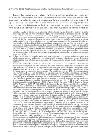A. HUERCO LORA: LasPretensiones de Condena en el Contencioso-Administrativo _
En aquellos casos en que el objeto de la pretensión de condena del particular
sea una actuación material y no un acto administrativo, pero dicha pretensión deba
formularse en relación con la impugnación de un acto administrativo (art. 31.2
LJCA), estaremos nuevamente ante un supuesto de interpretación amplia del con-
cepto de acto administrativo, es decir, se hace surgir un acto administrativo sólo
para evitar una denegación de justicia:J6. En estos supuestos sí puede entrar en
inicial de señalar e! ámbito de la actuación administrativa exenta de control judicial) es dotar
a este tipo de actos de una estabilidad y fijeza desconocidas en el Derecho privado. De aquí
se deriva que una actuación administrativa afectada por graves vicios de competencia y procedi-
miento y que por tanto ni siquiera tiene una apariencia de licitud (que es en lo que consiste
la vía de hecho), no puede quedar colocada frente a los particulares afectados por ella en
mejor situación que el acto administrativo, que es lo que sucedería si e! transcurso de los breves
plazos del arto 46.3 impidieran la interposición de un recurso posterior. Hay que entender, por
tanto, que el transcurso del plazo de diez días no impide al interesado recurrir en vía conten-
cioso-administrativa, tanto si la actuación en vía de hecho se mantiene como si ya ha finalizado
pero aún no han prescrito los derechos lesionados por la misma. En caso de que se considere
preciuido el recurso especial regulado en e! art, 30, siempre podrá presentar una solicitud en
vía administrativa e interponer un recurso de plena jurisdicción contra la desestimación pre-
sunta (art. 31.2).
36. El Derecho alemán no necesita recurrir en este supuesto a la extensión del concepto de acto
administrativo porque en él nunca es preciso deducir una pretensión impugnatoria de un acto
administrativo para solicitar que se condene a la Administración a llevar a cabo una actuación
material.
Estudiando el Derecho alemán, S. GONÚU.7.-VARAS ha dicho que «la resolución administrativa
de denegación ilegal de un acto requerido no tiene "contenido regulativo" o contenido jurí-
dico material» y por tanto no es un acto administrativo y las pretensiones de condena dirigidas
a la obtención de ese acto requerido no están sometidas a los requisitos especiales de plazo
de las acciones propiamente impugnatorias (La jurisdicción, cit., pg. 192). Encontramos esta
tesis en WEDEL, H. V': «Zum Verháltnis van Anfechtungs- und Verpflichtungsklagc», MDR, 29
(1975), pgs. 95-96 (el tema de! artículo es en realidad si el particular cuya solicitud ha sido
denegada puede impugnar la denegación o debe formular una pretensión de condena).
Una resolución que se limita, por ejemplo, a denegar la licencia solicitada por un particular,
se considera en Derecho alemán un acto administrativo: vid. Uu., C. H. y H.-W. LAUBINGER:
Venoaltu.ngsoerfahrensrecht, Kóln; etc., 1995 (4ª eel.) , §48.18; STELKENS, P., H. J. BONK YM. SAGI-1S:
VwVfC. München, 1998 (5ª ed.), §35.56; BETfERMiu'iN, K A.: «Wesen und Srreitgegenstand»,
cit., pg. 164. Ciertamente, el particular no necesita impugnar el acto denegatorio, sino que
formulará directamente una pretensión de condena (<<VerpBichtungsklage»). Pero, como la
pretensión de condena va dirigida a la obtención de un acto administrativo y está precedida
por el dictado de un acto denegatorio o de una denegación presunta, se le aplican algunas
reglas propias de las acciones impugnatorias (<<Anfechtungsklagen»): se debe presentar la de-
manda en el mismo plazo que se aplicaría a la impugnación del acto denegatorio (§§74-75
VwGO), Y si el particular no presenta la demanda en ese plazo, perderá la posibilidad de
acceder a los Tribunales para que se reconozca su derecho a la licencia, porque tendría que
presentar una nueva solicitud en vía administrativa (§42 VwGO) y en ese caso la Administra-
ción podría contestarle remitiéndose simplemente a la anterior denegación, dándose la cir-
cunstancia de que este tipo de actos confirmatorios (vwicdcrholcudc Verfúgungen») no abren
un nuevo plazo de recurso. Se trata, por tanto, de un mecanismo muy parecido a nuestra
excepción de acto consentido (sólo que aplicado únicamente a los actos en sentido propio) y
que explican ERICIISEi'o:, H.-U., en ERIGI1SEN, H.-U. (Hrsg.): Allgemeines Venualtungsrecht, cit.,
§12.31 (pgs. 280-282); SCIlAFER, W.: "Die Klagearten», cit., pg. 838; ULI'; y LAUBtNGER: op. cit.,
§48.7; KÓNIG, H.-G.: «Ablehnung und Versagung im Verwaltungsrecht», BayVBl, 39 (1993), pgs.
268-269; STELKENS, P., H. J.BONK YM. SACIIS: op. cit., §51.57.
En cambio, cuando la Administración comunica a un particular su negativa a llevar a cabo una
actuación material solicitada por éste, nunca se interpreta que esa comunicación constituya un
acto administrativo. El particular podrá acudir a los Tribunales, formulando una pretensión
genérica de condena (<<allgemeine Leistungsklage»), sin que la comunicación que le ha diri-
gido la Administración le imponga un determinado plazo ele impugnación o pueda entenderse
«consentida» si no la impugna. Esa decisión produce los mismos efectos que tiene en Derecho
228
 