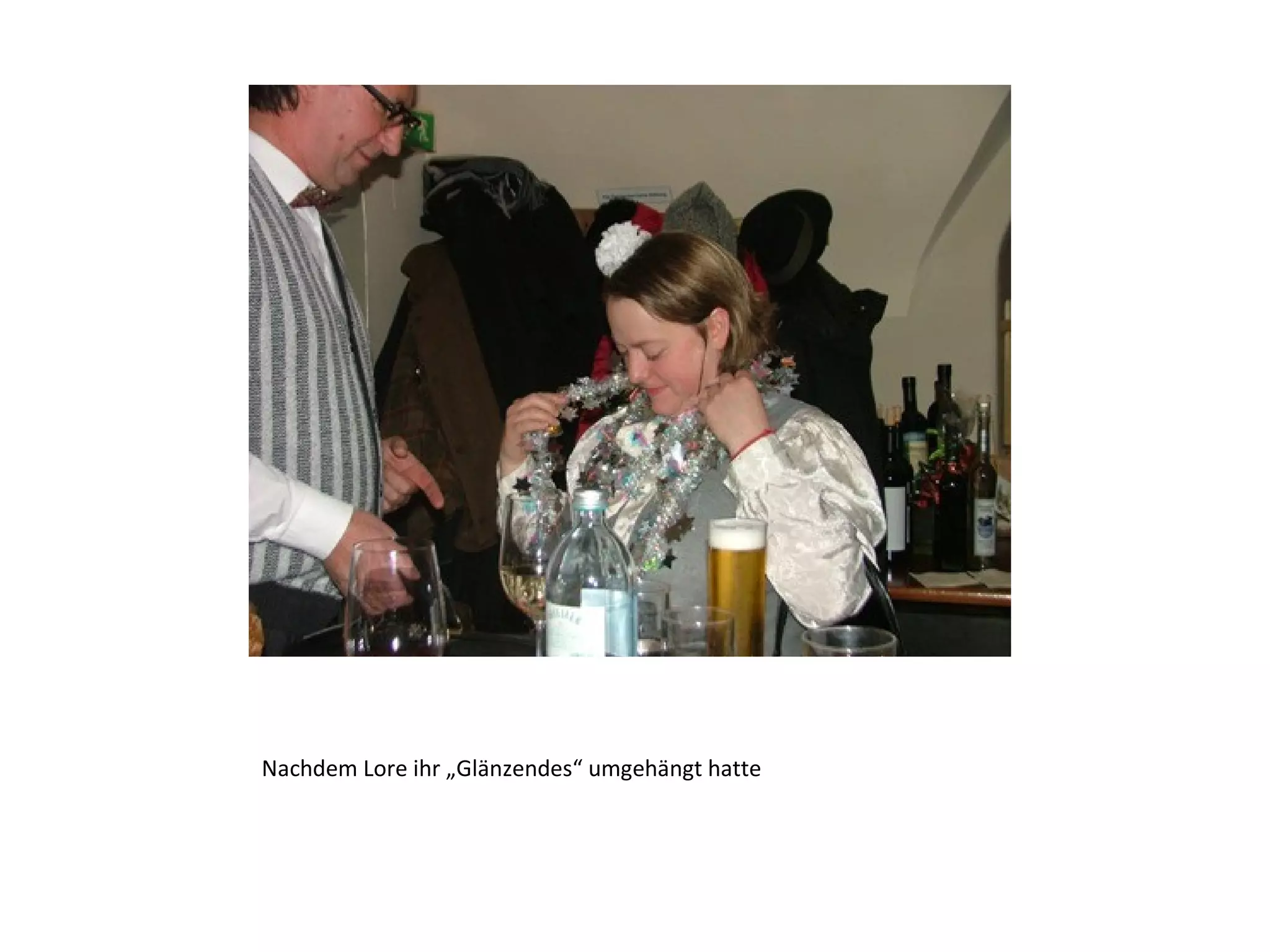 Nachdem Lore ihr „Glänzendes“ umgehängt hatte 