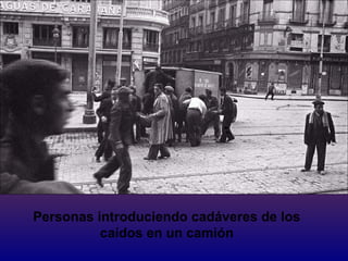 Personas introduciendo cadáveres de los
caídos en un camión
 