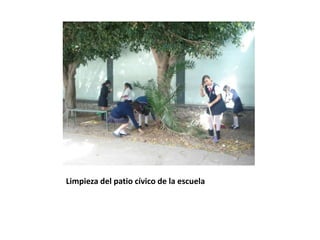 Limpieza del patio cívico de la escuela
 
