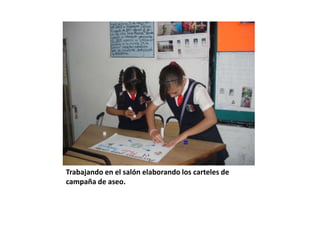 Trabajando en el salón elaborando los carteles de
campaña de aseo.
 