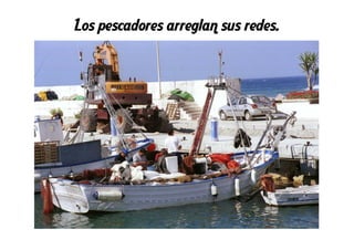 Los pescadores arreglan sus redes.
 