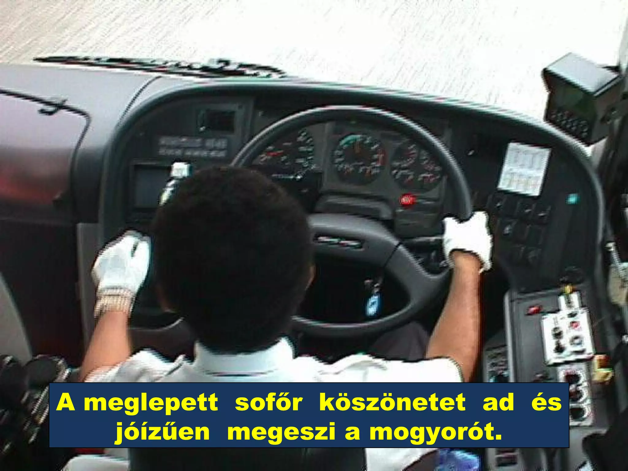 A meglepett  sof ő r  köszönetet  ad  és jóíz ű en  megeszi a mogyorót. 