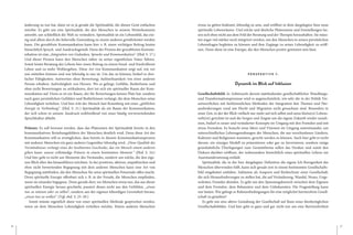 36 A N D R E A S S C H N I D E R 37
änderung zu tun hat, dann ist es ja gerade die Spiritualität, die diesen Geist entfachen
möchte. Es geht um eine Spiritualität, die den Menschen in seinem Weiterkommen
antreibt, um schließlich die Welt zu verändern. Spiritualität ist ein Lebensfeld, das ein-
zig und allein durch die liebevolle Zuwendung zu einem anderen gewährleistet werden
kann. Die gewaltfreie Kommunikation kann hier z. B. einen wichtigen Beitrag leisten
hinsichtlich Sprach- und Ausdrucksgestalt. Denn der Prozess der gewaltfreien Kommu-
nikation ist eine „Integration von Gedanken, Sprache und Kommunikation“. (Ebd. S. 17.)
Und dieser Prozess kann den Menschen näher zu seiner eigentlichen Natur führen.
Somit leistet Beratung des Lebens hier einen Beitrag zu einem freud- und friedvolleren
Leben und zu mehr Wohlergehen. Diese Art von Kommunikation zeigt auf, wie wir
uns mitteilen können und was lebendig in uns ist. Um das zu können, bedarf es drei-
facher Fähigkeiten: Antworten ohne Bewertung; Aufmerksamkeit von einer anderen
Person erhalten; Aufrichtigkeit von Herzen. Wo es gelingt, Gefühle, Bedürfnisse und
eben nicht Bewertungen zu artikulieren, dort tut sich ein spiritueller Raum der Kom-
munikation auf. Denn es ist ein Raum, der für Bewertungen keinen Platz hat, sondern
nach ganz persönlichen Gefühlen und Bedürfnissen verlangt, die dem Menschen seine
Lebendigkeit verleihen. Und hier tritt der Mensch laut Rosenberg mit einer „göttlichen
Energie in Verbindung“. (Ebd. S. 21.) Spiritualität als ein Raum der Kommunikation,
der sich schon in seinem Ausdruck wohlwollend von einer häufig vorverurteilenden
Sprachkultur abhebt.
Präsenz: Es soll bewusst werden, dass das Phänomen der Spiritualität bereits in den
kommunikativen Beziehungsfeldern der Menschen deutlich wird. Denn diese Art der
Kommunikation will es ermöglichen, dass bereits in diesem Kommunikationsprozess
mit anderen Menschen ein ganz anderes Gegenüber lebendig wird. „Diese Qualität des
Verständnisses verlangt eines der kostbarsten Geschenke, das ein Mensch einem anderen
geben kann: unsere vollständige Präsenz in einem bestimmten Moment.“ (Ebd. S. 24.)
Und hier geht es nicht um Momente des Verstandes, sondern um solche, die den eige-
nen Blick über das hinausführen möchten. In der positiven, aktiven, empathischen und
eben nicht bewertenden Begegnung mit dem anderen Menschen kann eine Art von
Begegnung stattfinden, die den Menschen für seine spirituellen Potenziale offen macht.
Denn spirituelle Energie offenbart sich z. B. in der Freude, die Menschen empfinden,
wenn sie einander begegnen. Denn gerade dort, wo Menschen etwas tun, das aus dieser
spirituellen Energie heraus geschieht, passiert dieses nicht aus den Gefühlen, „etwas
tun zu müssen oder zu sollen“, sondern aus der eigenen lebendigen Gewissheit heraus,
„etwas tun zu wollen“. (Vgl. ebd. S. 25–30.)
Somit müsste eigentlich dann von einer spirituellen Methode gesprochen werden,
wenn sie dem Menschen Lebendigkeit verleihen möchte. Einem anderen Menschen
etwas zu geben bedeutet, lebendig zu sein, und eröffnet in dem dargelegten Sinn neue
spirituelle Lebensräume. Und solche und ähnliche Phänomene und Feststellungen las-
sen sich eben nicht aus dem Feld der Beratung und der Therapie heraushalten. Sie müss-
ten sogar viel stärker noch integriert werden, um den Menschen in seinen persönlichen
Lebensfragen begleiten zu können und ihm Zugänge zu seiner Lebendigkeit zu eröff-
nen. Denn diese ist eine Energie, die den Menschen positiv gestimmt sein lässt.
P E R S P E K T I V E 7 :
Dynamik im Blick auf Inklusion
Gesellschaftsbild: In Anbetracht derzeit stattfindender gesellschaftlicher Wandlungs-
und Transformationsprozesse wird es augenscheinlich, wie sehr die in der Politik Ver-
antwortlichen mit herkömmlichen Methoden der Integration den Themen und Her-
ausforderungen rund um Flucht und Migration nicht gewachsen sind. Besonders in
einer Zeit, in der der Blick vielfach nur mehr auf sich selbst und seine kleine(n) Lebens-
welt(en) gerichtet ist und die Sorgen und Ängste um die eigene Zukunft wieder zuneh-
men, bedarf es neuer und veränderter Konzepte im Umgang mit den Fremden und mit
etwas Fremdem. Es braucht neue Ideen und Visionen im Umgang untereinander, um
unterschiedlichen Lebensgestaltungen der Menschen, die aus verschiedenen Ländern,
Kulturen und Religionen stammen, gerecht werden zu können. Auch hier geht es nicht
darum, ein einziges Modell zu präsentieren oder gar zu favorisieren, sondern einige
grundsätzliche Überlegungen zum Gesamtthema sollen das Denken und somit den
Diskurs darüber eröffnen, der insbesondere hinsichtlich eines spirituellen Lebens zur
Auseinandersetzung einlädt.
Spiritualität, die in der hier dargelegten Definition die eigene Ich-Bezogenheit des
Menschen überwinden hilft, kann sich gerade erst in einem bestimmten Gesellschafts-
bild eingebettet entfalten. Inklusion als Ansporn und Richtschnur einer Gesellschaft,
die sich Herausforderungen zu stellen hat, die auf Veränderung, Wandel, Neues, Unge-
wohntes, Fremdes abzielen. Es geht um den Spannungsbereich zwischen dem Eigenen
und dem Fremden, dem Bekannten und dem Unbekannten. Die Fragestellung kann
nur lauten: Wie gelingt es Rahmenbedingungen für eine möglichst barrierefreie Gesell-
schaft zu gestalten?
Es geht um eine aktive Gestaltung der Gesellschaft auf Basis eines diesbezüglichen
Gesellschaftsbildes. Und hier geht es ganz und gar nicht nur um eine Barrierefreiheit
 