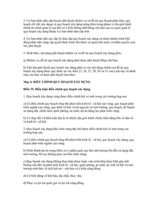 3. Ủy ban nhân dân cấp huyện phê duyệt nhiệm vụ và đồ án quy hoạch phân khu; quy
hoạch chi tiết xây dựng và quy hoạch xây dựng nông thôn trong phạm vi địa giới hành
chính do mình quản lý sau khi có ý kiến thống nhất bằng văn bản của cơ quan quản lý
quy hoạch xây dựng thuộc Ủy ban nhân dân cấp tỉnh.
4. Ủy ban nhân dân các cấp tổ chức lập quy hoạch xây dựng có trách nhiệm trình Hội
đồng nhân dân cùng cấp quyết định trước khi được cơ quan nhà nước có thẩm quyền xem
xét, phê duyệt.
5. Hình thức, nội dung phê duyệt nhiệm vụ và đồ án quy hoạch xây dựng gồm:
a) Nhiệm vụ, đồ án quy hoạch xây dựng phải được phê duyệt bằng văn bản;
b) Văn bản phê duyệt quy hoạch xây dựng phải có các nội dung chính của đồ án quy
hoạch xây dựng được quy định, tại các điều 23, 26, 27, 28, 30 và 31 của Luật này và danh
mục các bản vẽ được phê duyệt kèm theo.
Mục 6. ĐIỀU CHỈNH QUY HOẠCH XÂY DỰNG
Điều 35. Điều kiện điều chỉnh quy hoạch xây dựng
1. Quy hoạch xây dựng vùng được điều chỉnh khi có một trong các trường hợp sau:
a) Có điều chỉnh quy hoạch tổng thể phát triển kinh tế - xã hội của vùng, quy hoạch phát
triển ngành của vùng; quy định về bảo vệ tài nguyên và môi trường; quy hoạch, kế hoạch
sử dụng đất; chiến lược quốc phòng, an ninh; dự án động lực phát triển vùng;
b) Có thay đổi về điều kiện địa lý tự nhiên, địa giới hành chính, biến động lớn về dân số
và kinh tế - xã hội.
2. Quy hoạch xây dựng khu chức năng đặc thù được điều chỉnh khi có một trong các
trường hợp sau:
a) Có điều chỉnh quy hoạch tổng thể phát triển kinh tế - xã hội, quy hoạch xây dựng, quy
hoạch phát triển ngành của vùng;
b) Hình thành dự án trọng điểm có ý nghĩa quốc gia làm ảnh hưởng lớn đến sử dụng đất,
môi trường, bố cục không gian của khu chức năng;
c) Quy hoạch xây dựng không thực hiện được hoặc việc triển khai thực hiện gây ảnh
hưởng xấu đến sự phát triển kinh tế - xã hội, quốc phòng, an ninh, an sinh xã hội và môi
trường sinh thái, di tích lịch sử - văn hóa và ý kiến cộng đồng;
d) Có biến động về khí hậu, địa chất, thủy văn;
đ) Phục vụ lợi ích quốc gia và lợi ích cộng đồng.
 