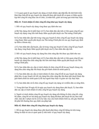 3. Cơ quan quản lý quy hoạch xây dựng có trách nhiệm cập nhật đầy đủ tình hình triển
khai thực hiện đồ án quy hoạch xây dựng đã được phê duyệt để cơ quan có thẩm quyền
kịp thời công bố công khai cho tổ chức, cá nhân biết, giám sát trong quá trình thực hiện.
Điều 41. Trách nhiệm tổ chức công bố công khai quy hoạch xây dựng
1. Đối với quy hoạch xây dựng vùng được quy định như sau:
a) Bộ Xây dựng chủ trì phối hợp với Ủy ban nhân dân cấp tỉnh có liên quan công bố quy
hoạch xây dựng vùng liên tỉnh thuộc thẩm quyền phê duyệt của Thủ tướng Chính phủ;
b) Ủy ban nhân dân cấp tỉnh trong vùng quy hoạch tổ chức công bố quy hoạch xây dựng
vùng thuộc thẩm quyền phê duyệt của Thủ tướng Chính phủ trừ các quy hoạch quy định
tại điểm a khoản này;
c) Ủy ban nhân dân cấp huyện, cấp xã trong vùng quy hoạch tổ chức công bố quy hoạch
xây dựng vùng thuộc thẩm quyền phê duyệt của Ủy ban nhân dân cấp tỉnh.
2. Đối với quy hoạch chung xây dựng khu chức năng đặc thù được quy định như sau:
a) Bộ Xây dựng chủ trì phối hợp với Ủy ban nhân dân cấp tỉnh có liên quan công bố quy
hoạch xây dựng khu chức năng đặc thù liên tỉnh thuộc thẩm quyền phê duyệt của Thủ
tướng Chính phủ;
b) Ủy ban nhân dân các cấp có trách nhiệm tổ chức công bố đồ án quy hoạch chung xây
dựng khu chức năng đặc thù thuộc địa giới hành chính do mình quản lý.
3. Ủy ban nhân dân các cấp có trách nhiệm tổ chức công bố đồ án quy hoạch xây dựng
phân khu và quy hoạch chi tiết xây dựng khu chức năng đặc thù được phê duyệt thuộc địa
giới hành chính do mình quản lý để mọi người thực hiện và giám sát việc thực hiện.
4. Ủy ban nhân dân xã tổ chức công bố quy hoạch xây dựng xã và điểm dân cư nông thôn.
5. Trong thời hạn 30 ngày kể từ ngày quy hoạch xây dựng được phê duyệt, Ủy ban nhân
dân các cấp có trách nhiệm tổ chức công bố quy hoạch xây dựng.
6. Người có trách nhiệm công bố quy hoạch xây dựng nếu không tổ chức công bố, công
bố chậm, công bố sai nội dung quy hoạch xây dựng đã được phê duyệt thì tùy theo tính
chất, mức độ vi phạm mà bị xử lý kỷ luật, truy cứu trách nhiệm hình sự, nếu gây thiệt hại
thì phải bồi thường theo quy định của pháp luật.
Điều 42. Hình thức công bố công khai quy hoạch xây dựng
1. Đồ án quy hoạch xây dựng được phê duyệt phải được công bố thông tin trên trang
thông tin điện tử của cơ quan quản lý nhà nước về quy hoạch xây dựng.
 