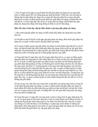 2. Sau 10 ngày kể từ ngày có quyết định thu hồi giấy phép xây dựng của cơ quan nhà
nước có thẩm quyền đối với trường hợp quy định tại khoản 1 Điều này, nếu chủ đầu tư
không nộp lại giấy phép xây dựng cho cơ quan đã cấp giấy phép thì cơ quan cấp giấy
phép hoặc cơ quan có thẩm quyền quyết định hủy giấy phép xây dựng và thông báo cho
chủ đầu tư, Ủy ban nhân dân cấp xã nơi có công trình xây dựng. Quyết định hủy giấy
phép xây dựng được đăng trên trang thông tin điện tử của Sở Xây dựng.
Điều 102. Quy trình cấp, cấp lại, điều chỉnh và gia hạn giấy phép xây dựng
1. Quy trình cấp giấy phép xây dựng và điều chỉnh giấy phép xây dựng được quy định
như sau:
a) Chủ đầu tư nộp 02 bộ hồ sơ đề nghị cấp giấy phép xây dựng, điều chỉnh giấy phép xây
dựng cho cơ quan có thẩm quyền cấp giấy phép xây dựng;
b) Cơ quan có thẩm quyền cấp giấy phép xây dựng có trách nhiệm tiếp nhận hồ sơ của tổ
chức, cá nhân đề nghị cấp, điều chỉnh giấy phép xây dựng; kiểm tra hồ sơ; ghi giấy biên
nhận đối với trường hợp hồ sơ đáp ứng theo quy định hoặc hướng dẫn để chủ đầu tư hoàn
thiện hồ sơ đối với trường hợp hồ sơ không đáp ứng theo quy định;
c) Trong thời hạn 07 ngày làm việc kể từ ngày nhận được hồ sơ, cơ quan có thẩm quyền
cấp giấy phép xây dựng phải tổ chức thẩm định hồ sơ, kiểm tra thực địa. Khi thẩm định
hồ sơ, cơ quan có thẩm quyền phải xác định tài liệu còn thiếu, tài liệu không đúng theo
quy định hoặc không đúng với thực tế để thông báo một lần bằng văn bản cho chủ đầu tư
bổ sung, hoàn chỉnh hồ sơ. Trường hợp hồ sơ bổ sung chưa đáp ứng được yêu cầu theo
văn bản thông báo thì trong thời hạn 05 ngày làm việc, cơ quan có thẩm quyền có trách
nhiệm thông báo bằng văn bản hướng dẫn cho chủ đầu tư tiếp tục hoàn thiện hồ sơ. Chủ
đầu tư có trách nhiệm bổ sung, hoàn thiện hồ sơ theo văn bản thông báo. Trường hợp việc
bổ sung hồ sơ vẫn không đáp ứng được các nội dung theo thông báo thì trong thời hạn 03
ngày làm việc, cơ quan có thẩm quyền có trách nhiệm thông báo đến chủ đầu tư về lý do
không cấp giấy phép;
d) Căn cứ quy mô, tính chất, loại công trình và địa điểm xây dựng công trình có trong hồ
sơ đề nghị cấp giấy phép xây dựng, cơ quan có thẩm quyền cấp giấy phép xây dựng có
trách nhiệm đối chiếu các điều kiện theo quy định tại Luật này để gửi văn bản lấy ý kiến
của các cơ quan quản lý nhà nước về những lĩnh vực liên quan đến công trình xây dựng
theo quy định của pháp luật;
đ) Trong thời gian 12 ngày đối với công trình và nhà ở riêng lẻ kể từ ngày nhận được hồ
sơ, các cơ quan quản lý nhà nước được hỏi ý kiến có trách nhiệm trả lời bằng văn bản về
những nội dung thuộc chức năng quản lý của mình. Sau thời hạn trên, nếu các cơ quan
này không có ý kiến thì được coi là đã đồng ý và phải chịu trách nhiệm về những nội
dung thuộc chức năng quản lý của mình; cơ quan cấp giấy phép xây dựng căn cứ các quy
định hiện hành để quyết định việc cấp giấy phép xây dựng;
 