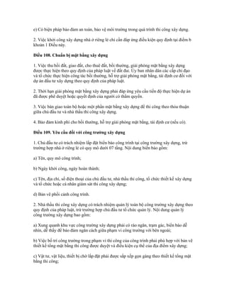 e) Có biện pháp bảo đảm an toàn, bảo vệ môi trường trong quá trình thi công xây dựng.
2. Việc khởi công xây dựng nhà ở riêng lẻ chỉ cần đáp ứng điều kiện quy định tại điểm b
khoản 1 Điều này.
Điều 108. Chuẩn bị mặt bằng xây dựng
1. Việc thu hồi đất, giao đất, cho thuê đất, bồi thường, giải phóng mặt bằng xây dựng
được thực hiện theo quy định của pháp luật về đất đai. Ủy ban nhân dân các cấp chỉ đạo
và tổ chức thực hiện công tác bồi thường, hỗ trợ giải phóng mặt bằng, tái định cư đối với
dự án đầu tư xây dựng theo quy định của pháp luật.
2. Thời hạn giải phóng mặt bằng xây dựng phải đáp ứng yêu cầu tiến độ thực hiện dự án
đã được phê duyệt hoặc quyết định của người có thẩm quyền.
3. Việc bàn giao toàn bộ hoặc một phần mặt bằng xây dựng để thi công theo thỏa thuận
giữa chủ đầu tư và nhà thầu thi công xây dựng.
4. Bảo đảm kinh phí cho bồi thường, hỗ trợ giải phóng mặt bằng, tái định cư (nếu có).
Điều 109. Yêu cầu đối với công trường xây dựng
1. Chủ đầu tư có trách nhiệm lắp đặt biển báo công trình tại công trường xây dựng, trừ
trường hợp nhà ở riêng lẻ có quy mô dưới 07 tầng. Nội dung biển báo gồm:
a) Tên, quy mô công trình;
b) Ngày khởi công, ngày hoàn thành;
c) Tên, địa chỉ, số điện thoại của chủ đầu tư, nhà thầu thi công, tổ chức thiết kế xây dựng
và tổ chức hoặc cá nhân giám sát thi công xây dựng;
d) Bản vẽ phối cảnh công trình.
2. Nhà thầu thi công xây dựng có trách nhiệm quản lý toàn bộ công trường xây dựng theo
quy định của pháp luật, trừ trường hợp chủ đầu tư tổ chức quản lý. Nội dung quản lý
công trường xây dựng bao gồm:
a) Xung quanh khu vực công trường xây dựng phải có rào ngăn, trạm gác, biển báo dễ
nhìn, dễ thấy để bảo đảm ngăn cách giữa phạm vi công trường với bên ngoài;
b) Việc bố trí công trường trong phạm vi thi công của công trình phải phù hợp với bản vẽ
thiết kế tổng mặt bằng thi công được duyệt và điều kiện cụ thể của địa điểm xây dựng;
c) Vật tư, vật liệu, thiết bị chờ lắp đặt phải được sắp xếp gọn gàng theo thiết kế tổng mặt
bằng thi công;
 