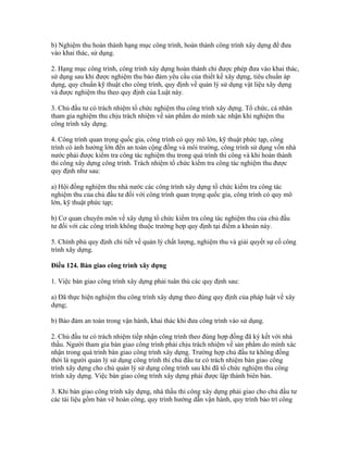 b) Nghiệm thu hoàn thành hạng mục công trình, hoàn thành công trình xây dựng để đưa
vào khai thác, sử dụng.
2. Hạng mục công trình, công trình xây dựng hoàn thành chỉ được phép đưa vào khai thác,
sử dụng sau khi được nghiệm thu bảo đảm yêu cầu của thiết kế xây dựng, tiêu chuẩn áp
dụng, quy chuẩn kỹ thuật cho công trình, quy định về quản lý sử dụng vật liệu xây dựng
và được nghiệm thu theo quy định của Luật này.
3. Chủ đầu tư có trách nhiệm tổ chức nghiệm thu công trình xây dựng. Tổ chức, cá nhân
tham gia nghiệm thu chịu trách nhiệm về sản phẩm do mình xác nhận khi nghiệm thu
công trình xây dựng.
4. Công trình quan trọng quốc gia, công trình có quy mô lớn, kỹ thuật phức tạp, công
trình có ảnh hưởng lớn đến an toàn cộng đồng và môi trường, công trình sử dụng vốn nhà
nước phải được kiểm tra công tác nghiệm thu trong quá trình thi công và khi hoàn thành
thi công xây dựng công trình. Trách nhiệm tổ chức kiểm tra công tác nghiệm thu được
quy định như sau:
a) Hội đồng nghiệm thu nhà nước các công trình xây dựng tổ chức kiểm tra công tác
nghiệm thu của chủ đầu tư đối với công trình quan trọng quốc gia, công trình có quy mô
lớn, kỹ thuật phức tạp;
b) Cơ quan chuyên môn về xây dựng tổ chức kiểm tra công tác nghiệm thu của chủ đầu
tư đối với các công trình không thuộc trường hợp quy định tại điểm a khoản này.
5. Chính phủ quy định chi tiết về quản lý chất lượng, nghiệm thu và giải quyết sự cố công
trình xây dựng.
Điều 124. Bàn giao công trình xây dựng
1. Việc bàn giao công trình xây dựng phải tuân thủ các quy định sau:
a) Đã thực hiện nghiệm thu công trình xây dựng theo đúng quy định của pháp luật về xây
dựng;
b) Bảo đảm an toàn trong vận hành, khai thác khi đưa công trình vào sử dụng.
2. Chủ đầu tư có trách nhiệm tiếp nhận công trình theo đúng hợp đồng đã ký kết với nhà
thầu. Người tham gia bàn giao công trình phải chịu trách nhiệm về sản phẩm do mình xác
nhận trong quá trình bàn giao công trình xây dựng. Trường hợp chủ đầu tư không đồng
thời là người quản lý sử dụng công trình thì chủ đầu tư có trách nhiệm bàn giao công
trình xây dựng cho chủ quản lý sử dụng công trình sau khi đã tổ chức nghiệm thu công
trình xây dựng. Việc bàn giao công trình xây dựng phải được lập thành biên bản.
3. Khi bàn giao công trình xây dựng, nhà thầu thi công xây dựng phải giao cho chủ đầu tư
các tài liệu gồm bản vẽ hoàn công, quy trình hướng dẫn vận hành, quy trình bảo trì công
 