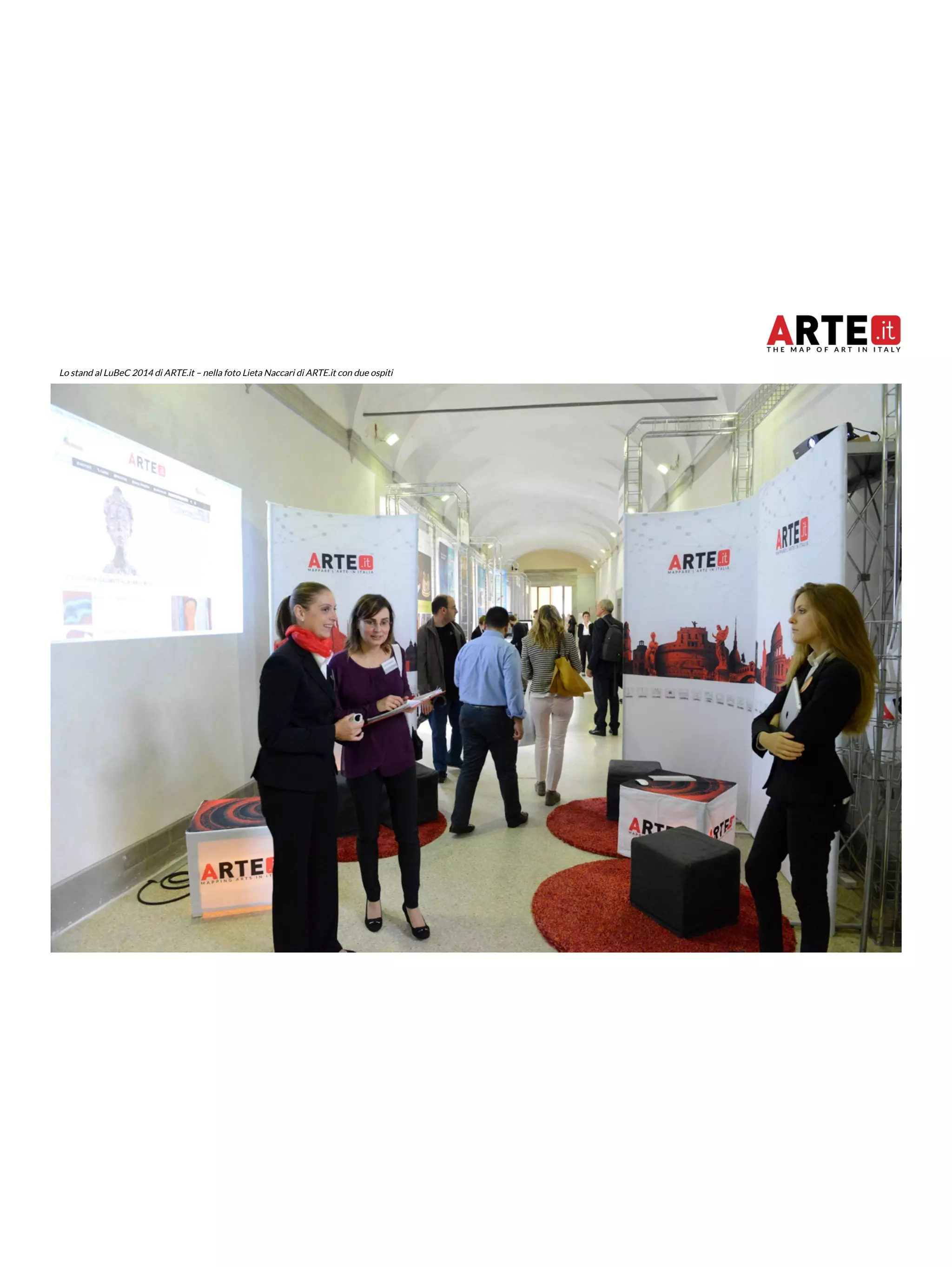 Lo stand al LuBeC 2014 di ARTE.it – nella foto Lieta Naccari di ARTE.it con due ospiti 
 