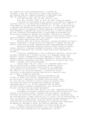 por ausência da norma regulamentadora. O mandado de
injunção, a meu ver, destina-se a suprir essa omissão, o
que somente pode ser cumprido mediante a elaboração, pelo
STF, de norma para o caso concreto que se expõe".
277. MI 305-0-DF, DJU, 30 abr. 1991, p. 5335.
278. RTJ, 144:393, 1993, p. 403, rel. Min. Francisco Rezek.
A questão da legitimação ativa, passiva e do objeto do mandado de
injunção voltou a ser discutida no Mandado de Injunção n. 361, onde a
Corte admitiu, por aplicação analógica do art. 5º, LXX, da Constituição,
o cabimento de mandado de injunção coletivo, e a legitimidade ativa de
entidade sindical de pequenas e médias empresas. Em seguida, apreci-
ando novamente a questão dos juros de 12% ao ano, a Corte se dividiu
em três correntes, bem demonstrando a intensidade da dissensão dos
Ministros em relação ao mandado de injunção. Confira-se a votação:
Ministros Ilmar Galvão, Marco Aurélio e Carlos Mário Velloso: jul-
gavam procedente o pedido e desde logo fixavam a taxa de juros em
12%, nos termos explicitados em seus votos;
Ministro Néri da Silveira (Relator): julgava procedente em parte o
pedido, declarando o estado de mora do Congresso e fixando um prazo de
cento e vinte dias ao Poder Legislativo para regulamentação da norma;
Ministros Sepúlveda Pertence, Moreira Alves, Francisco Rezek e
Octávio Gallotti: julgavam procedente em parte e declaravam a mora
do Congresso Nacional, sem, contudo, fixar prazo para suprimento da
omissão.
A maioria, acompanhando o voto do Ministro Pertence, relator para
acórdão, entendeu que a fixação de prazo só é adequada quando seja
possível cominar conseqüências à sua superação in albis, como, por
exemplo, quando se trate de obrigação imputável à União, sendo ela a
pessoa jurídica responsável pela mora legislativa. Na parte aqui rele-
vante, o acórdão ficou assim ementado:
"Juros reais (CF, art. 192, § 3º): passados quase cinco
anos da Constituição e dada a inequívoca relevância da de-
cisão constituinte paralisada pela falta da lei complemen-
tar necessária à sua eficácia - conforme já assentado pelo
STF (ADIn 4, DJ, 25.06.93, Sanches) -, declara-se incons-
titucional a persistente omissão legislativa a respeito, para
que a supra o Congresso Nacional".
"Mandado de injunção: natureza mandamental (MI
107-QO, M. Alves, RTJ 133/11): descabimento de fixação
de prazo para o suprimento da omissão constitucional, quan-
do - por não ser o Estado o sujeito passivo do direito cons-
titucional de exercício obstado pela ausência da norma
regulamentadora (v. g., MI 283, Pertence, RTJ 135/882)-,
não seja possível cominar conseqüências à sua continuida-
de após o termo final da dilação assinada."
279. RDA, 197:198, 1994, MI 361, rel. Min. Sepúlveda Pertence.
A polêmica em relação à matéria do limite constitucional aos juros
somente se verificou porque o Supremo Tribunal Federal, em decisão
dividida, de cunho muito mais político do que técnico, considerou não
ser auto-aplicável a regra inscrita no § 3º do art. 192 da Constituição. De
fato, ao apreciar ação direta de inconstitucionalidade proposta pelo Par-
tido Democrático Trabalhista, tendo por objeto parecer de cunho
normativo da Consultoria Geral da República, aprovado pelo Presidente
da República, entendeu a Corte, por maioria apertada, que:
"Tendo a Constituição Federal, no único artigo em que
trata do Sistema Financeiro Nacional (art. 192) estabeleci-
do que este será regulado por lei complementar, com ob-
 