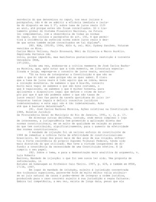 servância do que determinou no caput, nos seus incisos e
parágrafos, não é de se admitir a eficácia imediata e isola-
da do disposto em seu § 3º, sobre taxa de juros reais (12%
ao ano), até porque estes não foram conceituados. Só o tra-
tamento global do Sistema Financeiro Nacional, na futura
lei complementar, com a observância de todas as normas
do caput, dos incisos e parágrafos do art. 192, é que permi-
tirá a incidência da referida norma sobre juros reais e des-
de que estes também sejam conceituados em tal diploma".
280. RDA, 195:85, 1994, ADIn 4, rel. Min. Sydney Sanches. Votaram
vencidos os Mins.
Carlos Mário Velloso, Paulo Brossard, Néri da Silveira e Marco Aurélio.
Sepúlveda Pertence não
votou, porque impedido, mas manifestou posteriormente restrição à corrente
vencedora (RDA,
197:206).
Ainda uma vez, endossa-se a crítica veemente de José Carlos Barbo-
sa Moreira, que, após notar que a todo momento, em literatura especia-
lizada e leiga, emprega-se o conceito de juros reais, assinalou:
"Só na hora de interpretar a Constituição é que não se
sabe o que é: não se sabe porque não se quer saber. É claro
que a taxa de juros reais é tudo aquilo que se cobra, menos
a correção monetária. Se sabemos o que é boa-fé, conceito
muito mais vago; se sabemos o que são bons costumes, o
que é vaguíssimo, se sabemos o que é mulher honesta, para
aplicarmos o dispositivo legal que define o crime de estu-
pro por que é que não podemos saber o que são taxas de
juros reais? Isso faz parte da tarefa quotidiana do juiz: in-
terpretar textos legais e definir conceitos jurídicos
indeterminados; e este aqui não é tão indeterminado. Acho
até que é bastante determinado".
281. José Carlos Barbosa Moreira, Ações coletivas na Constituição de
1988, Boletim Jurídico
da Procuradoria Geral do Município do Rio de Janeiro, 1991, v. 2, p. 17.
Em diversas outras decisões, contudo, onde menos complexo o jogo
de interesses, a jurisprudência tem promovido a aplicação direta das
normas constitucionais, em um salto de qualidade em relação ao passa-
do que tem contribuído, significativamente, para o aumento da efetividade
das normas constitucionais.
O mandado de injunção foi um valioso esforço do constituinte de
1988 de remediar a crônica falta de efetividade do constitucionalismo
brasileiro. Ao longo dos pouco mais de dez anos de sua criação, enfren-
tou a forte resistência do próprio Supremo Tribunal Federal, tendo sido
mais discutido do que utilizado. Mas teve a virtude insuperável de di-
fundir a consciência da necessidade de uma Constituição efetiva. E já
cumpriu o seu papel.
282. Sobre o tema, e para a demonstração mais analítica do argumento, v.
Luís Roberto
Barroso, Mandado de injunção: o que foi sem nunca ter sido. Uma proposta de
reformulação, in
Estudos em homenagem ao Professor Caio Tácito. 1997, p. 429, e também em RTDP,
17:34, 1997.
Em lugar do mandado de injunção, sujeito à jurisdição concentrada
dos tribunais superiores, parece-me hoje de muito melhor valia atribuir-
se ao juiz natural da causa o poder-dever de integrar a ordem jurídica,
produzindo para o caso concreto sujeito à sua jurisdição a regra faltante.
Embora tal competência, a meu ver, exista de longa data, penso que ela
 