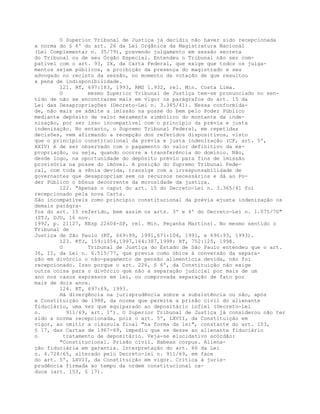 O Superior Tribunal de Justiça já decidiu não haver sido recepcionada
a norma do § 6º do art. 26 da Lei Orgânica da Magistratura Nacional
(Lei Complementar n. 35/79), prevendo julgamento em sessão secreta
do Tribunal ou de seu Órgão Especial. Entendeu o Tribunal não ser com-
patível com o art. 93, IX, da Carta Federal, que exige que todos os julga-
mentos sejam públicos, a proibição da presença do magistrado e seu
advogado no recinto da sessão, no momento da votação de que resultou
a pena de indisponibilidade.
121. RT, 697:183, 1993, RMS 1.932, rel. Min. Costa Lima.
O mesmo Superior Tribunal de Justiça tem-se pronunciado no sen-
tido de não se encontrarem mais em vigor os parágrafos do art. 15 da
Lei das Desapropriações (Decreto-Lei n. 3.365/41). Nessa conformida-
de, não mais se admite a imissão na posse do bem pelo Poder Público
mediante depósito de valor meramente simbólico do montante da inde-
nização, por ser isso incompatível com o princípio da prévia e justa
indenização. No entanto, o Supremo Tribunal Federal, em repetidas
decisões, vem afirmando a recepção dos referidos dispositivos, visto
que o princípio constitucional da prévia e justa indenização (CF, art. 5º,
XXIV) é de ser observado com o pagamento do valor definitivo da ex-
propriação, ou seja, quando ocorre a transferência do domínio. Não,
desde logo, na oportunidade do depósito prévio para fins de imissão
provisória na posse do imóvel. A posição do Supremo Tribunal Fede-
ral, com toda a vênia devida, transige com a irresponsabilidade de
governantes que desapropriam sem os recursos necessários e dá ao Po-
der Público o bônus decorrente da morosidade da justiça.
122. "Apenas o caput do art. 15 do Decreto-Lei n. 3.365/41 foi
recepcionado pela nova Carta.
São incompatíveis como princípio constitucional da prévia ejusta indenização os
demais parágra-
fos do art. 15 referido, bem assim os arts. 3º e 4º do Decreto-Lei n. 1.075/70"
(STJ, DJU, 16 nov.
1992, p. 21127, REsp 22604-SP, rel. Min. Peçanha Martins). No mesmo sentido o
Tribunal de
Justiça de São Paulo (RT, 669:99, 1991,671:104, 1991, e 696:93, 1993).
123. RTJ, 159:1054,1997,164:387,1998; RT, 752:125, 1998.
O Tribunal de Justiça do Estado de São Paulo entendeu que o art.
36, II, da Lei n. 6.515/77, que previa como óbice à conversão da separa-
ção em divórcio o não-pagamento de pensão alimentícia devida, não foi
recepcionado. Isso porque o art. 226, § 6º, da Constituição não exige
outra coisa para o divórcio que não a separação judicial por mais de um
ano nos casos expressos em lei, ou comprovada separação de fato por
mais de dois anos.
124. RT, 697:69, 1993.
Há divergência na jurisprudência sobre a subsistência ou não, após
a Constituição de 1988, da norma que permite a prisão civil do alienante
fiduciário, uma vez que equiparado ao depositário infiel (Decreto-Lei
n. 911/69, art. 1º). O Superior Tribunal de Justiça já considerou não ter
sido a norma recepcionada, pois o art. 5º, LXVII, da Constituição em
vigor, ao omitir a cláusula final "na forma da lei", constante do art. 153,
§ 17, das Cartas de 1967-69, impediu que se desse ao alienante fiduciário
o tratamento de depositário. Veja-se elucidativo acórdão:
"Constitucional. Prisão civil. Habeas corpus. Aliena-
ção fiduciária em garantia. Interpretação do art. 66 da Lei
n. 4.728/65, alterado pelo Decreto-lei n. 911/69, em face
do art. 5º, LXVII, da Constituição em vigor. Crítica à juris-
prudência firmada ao tempo da ordem constitucional ca-
duca (art. 153, § 17).
 