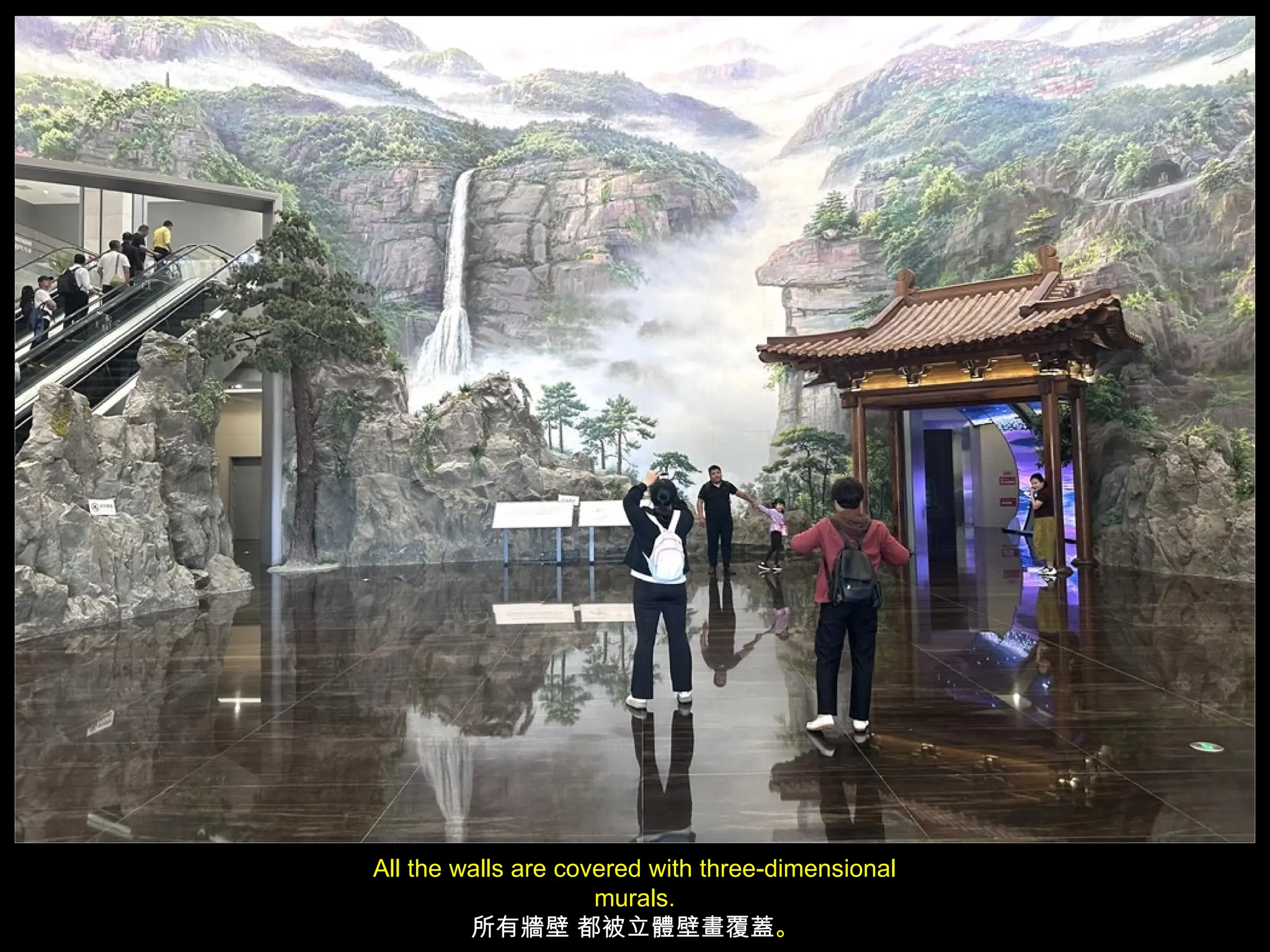 All the walls are covered with three-dimensional
murals.
所有牆壁 都被立體壁畫覆蓋。
 