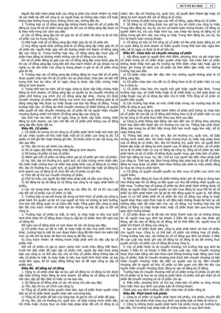 HUỲNH BÁ HỌC           12

   Người đại diện theo pháp luật của công ty phải chịu trách nhiệm cá nhân    nhân; tên, địa chỉ thường trú, quốc tịch, số quyết định thành lập hoặc số
về các thiệt hại đối với công ty và người khác do thông báo chậm trễ hoặc     đăng ký kinh doanh đối với cổ đông là tổ chức;
thông báo không trung thực, không chính xác, không đầy đủ.                       đ) Số lượng cổ phần từng loại của mỗi cổ đông, ngày đăng ký cổ phần.
   3. Trường hợp có cổ đông sáng lập không thanh toán đủ số cổ phần đã           3. Sổ đăng ký cổ đông được lưu giữ tại trụ sở chính của công ty hoặc
đăng ký mua thì số cổ phần chưa góp đủ đó của cổ đông sáng lập được xử        Trung tâm đăng ký, lưu ký, bù trừ và thanh toán chứng khoán. Cổ đông có
lý theo một trong các cách sau đây:                                           quyền kiểm tra, tra cứu hoặc trích lục, sao chép nội dung sổ đăng ký cổ
   a) Các cổ đông sáng lập còn lại góp đủ số cổ phần đó theo tỷ lệ sở hữu     đông trong giờ làm việc của công ty hoặc Trung tâm đăng ký, lưu ký, bù
cổ phần của họ trong công ty;                                                 trừ và thanh toán chứng khoán.
   b) Một hoặc một số cổ đông sáng lập nhận góp đủ số cổ phần đó;                4. Cổ đông sở hữu từ 5% tổng số cổ phần trở lên phải được đăng ký với
   c) Huy động người khác không phải là cổ đông sáng lập nhận góp đủ số       cơ quan đăng ký kinh doanh có thẩm quyền trong thời hạn bảy ngày làm
cổ phần đó; người nhận góp vốn đó đương nhiên trở thành cổ đông sáng          việc, kể từ ngày có được tỷ lệ sở hữu đó.
lập của công ty. Trong trường hợp này, cổ đông sáng lập chưa góp cổ              Điều 87. Chào bán và chuyển nhượng cổ phần
phần theo đăng ký đương nhiên không còn là cổ đông của công ty.                  1. Hội đồng quản trị quyết định thời điểm, phương thức và giá chào bán
   Khi số cổ phần đăng ký góp của các cổ đông sáng lập chưa được góp đủ       cổ phần trong số cổ phần được quyền chào bán. Giá chào bán cổ phần
thì các cổ đông sáng lập cùng liên đới chịu trách nhiệm về các khoản nợ và    không được thấp hơn giá thị trường tại thời điểm chào bán hoặc giá trị
nghĩa vụ tài sản khác của công ty trong phạm vi giá trị số cổ phần chưa       được ghi trong sổ sách của cổ phần tại thời điểm gần nhất, trừ những
góp đủ đó.                                                                    trường hợp sau đây:
   4. Trường hợp các cổ đông sáng lập không đăng ký mua hết số cổ phần           a) Cổ phần chào bán lần đầu tiên cho những người không phải là cổ
được quyền chào bán thì số cổ phần còn lại phải được chào bán và bán hết      đông sáng lập;
trong thời hạn ba năm, kể từ ngày công ty được cấp Giấy chứng nhận               b) Cổ phần chào bán cho tất cả cổ đông theo tỷ lệ cổ phần hiện có của
đăng ký kinh doanh.                                                           họ ở công ty;
   5. Trong thời hạn ba năm, kể từ ngày công ty được cấp Giấy chứng nhận         c) Cổ phần chào bán cho người môi giới hoặc người bảo lãnh. Trong
đăng ký kinh doanh, cổ đông sáng lập có quyền tự do chuyển nhượng cổ          trường hợp này, số chiết khấu hoặc tỷ lệ chiết khấu cụ thể phải được sự
phần phổ thông của mình cho cổ đông sáng lập khác, nhưng chỉ được             chấp thuận của số cổ đông đại diện cho ít nhất 75% tổng số cổ phần có
chuyển nhượng cổ phần phổ thông của mình cho người không phải là cổ           quyền biểu quyết;
đông sáng lập nếu được sự chấp thuận của Đại hội đồng cổ đông. Trong             d) Các trường hợp khác và mức chiết khấu trong các trường hợp đó do
trường hợp này, cổ đông dự định chuyển nhượng cổ phần không có quyền          Điều lệ công ty quy định.
biểu quyết về việc chuyển nhượng các cổ phần đó và người nhận chuyển             2. Trường hợp công ty phát hành thêm cổ phần phổ thông và chào bán
nhượng đương nhiên trở thành cổ đông sáng lập của công ty.                    số cổ phần đó cho tất cả cổ đông phổ thông theo tỷ lệ cổ phần hiện có của
   Sau thời hạn ba năm, kể từ ngày công ty được cấp Giấy chứng nhận           họ tại công ty thì phải thực hiện theo quy định sau đây:
đăng ký kinh doanh, các hạn chế đối với cổ phần phổ thông của cổ đông            a) Công ty phải thông báo bằng văn bản đến các cổ đông theo phương
sáng lập đều được bãi bỏ.                                                     thức bảo đảm đến được địa chỉ thường trú của họ. Thông báo phải được
   Điều 85. Cổ phiếu                                                          đăng báo trong ba số liên tiếp trong thời hạn mười ngày làm việc, kể từ
   1. Cổ phiếu là chứng chỉ do công ty cổ phần phát hành hoặc bút toán ghi    ngày thông báo.
sổ xác nhận quyền sở hữu một hoặc một số cổ phần của công ty đó. Cổ              b) Thông báo phải có họ, tên, địa chỉ thường trú, quốc tịch, số Giấy
phiếu có thể ghi tên hoặc không ghi tên. Cổ phiếu phải có các nội dung chủ    chứng minh nhân dân, Hộ chiếu hoặc chứng thực cá nhân hợp pháp khác
yếu sau đây:                                                                  của cổ đông là cá nhân; tên, địa chỉ thường trú, quốc tịch, số quyết định
   a) Tên, địa chỉ trụ sở chính của công ty;                                  thành lập hoặc số đăng ký kinh doanh của cổ đông là tổ chức; số cổ phần
   b) Số và ngày cấp Giấy chứng nhận đăng ký kinh doanh;                      và tỷ lệ cổ phần hiện có của cổ đông tại công ty; tổng số cổ phần dự kiến
   c) Số lượng cổ phần và loại cổ phần;                                       phát hành và số cổ phần cổ đông được quyền mua; giá chào bán cổ phần;
   d) Mệnh giá mỗi cổ phần và tổng mệnh giá số cổ phần ghi trên cổ phiếu;     thời hạn đăng ký mua; họ, tên, chữ ký của người đại diện theo pháp luật
   đ) Họ, tên, địa chỉ thường trú, quốc tịch, số Giấy chứng minh nhân dân,    của công ty. Thời hạn xác định trong thông báo phải hợp lý đủ để cổ đông
Hộ chiếu hoặc chứng thực cá nhân hợp pháp khác của cổ đông là cá nhân;        đăng ký mua được cổ phần. Kèm theo thông báo phải có mẫu phiếu đăng
tên, địa chỉ thường trú, quốc tịch, số quyết định thành lập hoặc số đăng ký   ký mua do công ty phát hành;
kinh doanh của cổ đông là tổ chức đối với cổ phiếu có ghi tên;                   c) Cổ đông có quyền chuyển quyền ưu tiên mua cổ phần của mình cho
   e) Tóm tắt về thủ tục chuyển nhượng cổ phần;                               người khác;
   g) Chữ ký mẫu của người đại diện theo pháp luật và dấu của công ty;           d) Nếu phiếu đăng ký mua cổ phần không được gửi về công ty đúng hạn
   h) Số đăng ký tại sổ đăng ký cổ đông của công ty và ngày phát hành cổ      như thông báo thì cổ đông có liên quan coi như đã không nhận quyền ưu
phiếu;                                                                        tiên mua. Trường hợp số lượng cổ phần dự định phát hành không được cổ
   i) Các nội dung khác theo quy định tại các điều 81, 82 và 83 của Luật      đông và người nhận chuyển quyền ưu tiên mua đăng ký mua hết thì số cổ
này đối với cổ phiếu của cổ phần ưu đãi.                                      phần dự kiến phát hành còn lại sẽ do Hội đồng quản trị quản lý. Hội đồng
   2. Trường hợp có sai sót trong nội dung và hình thức cổ phiếu do công ty   quản trị có thể phân phối số cổ phần đó cho cổ đông của công ty hoặc
phát hành thì quyền và lợi ích của người sở hữu nó không bị ảnh hưởng.        người khác theo cách thức hợp lý với điều kiện không thuận lợi hơn so với
Chủ tịch Hội đồng quản trị và Giám đốc hoặc Tổng giám đốc công ty phải        những điều kiện đã chào bán cho các cổ đông, trừ trường hợp Đại hội
liên đới chịu trách nhiệm về thiệt hại do những sai sót đó gây ra đối với     đồng cổ đông có chấp thuận khác hoặc cổ phần được bán qua trung tâm
công ty.                                                                      giao dịch chứng khoán.
   3. Trường hợp cổ phiếu bị mất, bị rách, bị cháy hoặc bị tiêu huỷ dưới         3. Cổ phần được coi là đã bán khi được thanh toán đủ và những thông
hình thức khác thì cổ đông được công ty cấp lại cổ phiếu theo đề nghị của     tin về người mua quy định tại khoản 2 Điều 86 của Luật này được ghi
cổ đông đó.                                                                   đúng, ghi đủ vào sổ đăng ký cổ đông; kể từ thời điểm đó, người mua cổ
   Đề nghị của cổ đông phải có cam đoan về các nội dung sau đây:              phần trở thành cổ đông của công ty.
   a) Cổ phiếu thực sự đã bị mất, bị cháy hoặc bị tiêu huỷ dưới hình thức        4. Sau khi cổ phần được bán, công ty phải phát hành và trao cổ phiếu
khác; trường hợp bị mất thì cam đoan thêm rằng đã tiến hành tìm kiếm hết      cho người mua. Công ty có thể bán cổ phần mà không trao cổ phiếu.
mức và nếu tìm lại được sẽ đem trả công ty để tiêu huỷ;                       Trong trường hợp này, các thông tin về cổ đông quy định tại khoản 2 Điều
   b) Chịu trách nhiệm về những tranh chấp phát sinh từ việc cấp lại cổ       86 của Luật này được ghi vào sổ đăng ký cổ đông là đủ để chứng thực
phiếu mới.                                                                    quyền sở hữu cổ phần của cổ đông đó trong công ty.
   Đối với cổ phiếu có giá trị danh nghĩa trên mười triệu đồng Việt Nam,         5. Các cổ phần được tự do chuyển nhượng, trừ trường hợp quy định tại
trước khi tiếp nhận đề nghị cấp cổ phiếu mới, người đại diện theo pháp        khoản 3 Điều 81 và khoản 5 Điều 84 của Luật này. Việc chuyển nhượng
luật của công ty có thể yêu cầu chủ sở hữu cổ phiếu đăng thông báo về         được thực hiện bằng văn bản theo cách thông thường hoặc bằng cách trao
việc cổ phiếu bị mất, bị cháy hoặc bị tiêu huỷ dưới hình thức khác và sau     tay cổ phiếu. Giấy tờ chuyển nhượng phải được bên chuyển nhượng và bên
mười lăm ngày, kể từ ngày đăng thông báo sẽ đề nghị công ty cấp cổ            nhận chuyển nhượng hoặc đại diện uỷ quyền của họ ký. Bên chuyển
phiếu mới.                                                                    nhượng vẫn là người sở hữu cổ phần có liên quan cho đến khi tên của
   Điều 86. Sổ đăng ký cổ đông                                                người nhận chuyển nhượng được đăng ký vào sổ đăng ký cổ đông.
   1. Công ty cổ phần phải lập và lưu giữ sổ đăng ký cổ đông từ khi được         Trường hợp chỉ chuyển nhượng một số cổ phần trong cổ phiếu có ghi tên
cấp Giấy chứng nhận đăng ký kinh doanh. Sổ đăng ký cổ đông có thể là          thì cổ phiếu cũ bị huỷ bỏ và công ty phát hành cổ phiếu mới ghi nhận số cổ
văn bản, tập dữ liệu điện tử hoặc cả hai loại này.                            phần đã chuyển nhượng và số cổ phần còn lại.
   2. Sổ đăng ký cổ đông phải có các nội dung chủ yếu sau đây:                   6. Điều kiện, phương thức và thủ tục chào bán cổ phần ra công chúng
   a) Tên, địa chỉ trụ sở chính của công ty;                                  thực hiện theo quy định của pháp luật về chứng khoán.
   b) Tổng số cổ phần được quyền chào bán, loại cổ phần được quyền chào          Chính phủ quy định hướng dẫn việc chào bán cổ phần riêng lẻ.
bán và số cổ phần được quyền chào bán của từng loại;                             Điều 88. Phát hành trái phiếu
   c) Tổng số cổ phần đã bán của từng loại và giá trị vốn cổ phần đã góp;        1. Công ty cổ phần có quyền phát hành trái phiếu, trái phiếu chuyển đổi
   d) Họ, tên, địa chỉ thường trú, quốc tịch, số Giấy chứng minh nhân dân,    và các loại trái phiếu khác theo quy định của pháp luật và Điều lệ công ty.
Hộ chiếu hoặc chứng thực cá nhân hợp pháp khác đối với cổ đông là cá             2. Công ty không được quyền phát hành trái phiếu trong các trường hợp
                                                                              sau đây, trừ trường hợp pháp luật về chứng khoán có quy định khác:
 