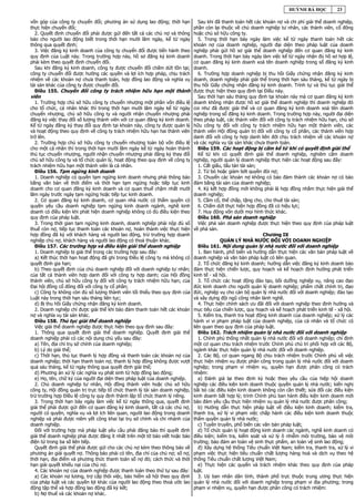 HUỲNH BÁ HỌC           23

vốn góp của công ty chuyển đổi; phương án sử dụng lao động; thời hạn             Sau khi đã thanh toán hết các khoản nợ và chi phí giải thể doanh nghiệp,
thực hiện chuyển đổi;                                                         phần còn lại thuộc về chủ doanh nghiệp tư nhân, các thành viên, cổ đông
  2. Quyết định chuyển đổi phải được gửi đến tất cả các chủ nợ và thông       hoặc chủ sở hữu công ty.
báo cho người lao động biết trong thời hạn mười lăm ngày, kể từ ngày             5. Trong thời hạn bảy ngày làm việc kể từ ngày thanh toán hết các
thông qua quyết định;                                                         khoản nợ của doanh nghiệp, người đại diện theo pháp luật của doanh
  3. Việc đăng ký kinh doanh của công ty chuyển đổi được tiến hành theo       nghiệp phải gửi hồ sơ giải thể doanh nghiệp đến cơ quan đăng ký kinh
quy định của Luật này. Trong trường hợp này, hồ sơ đăng ký kinh doanh         doanh. Trong thời hạn bảy ngày làm việc kể từ ngày nhận đủ hồ sơ hợp lệ,
phải kèm theo quyết định chuyển đổi.                                          cơ quan đăng ký kinh doanh xoá tên doanh nghiệp trong sổ đăng ký kinh
  Sau khi đăng ký kinh doanh, công ty được chuyển đổi chấm dứt tồn tại;       doanh.
công ty chuyển đổi được hưởng các quyền và lợi ích hợp pháp, chịu trách          6. Trường hợp doanh nghiệp bị thu hồi Giấy chứng nhận đăng ký kinh
nhiệm về các khoản nợ chưa thanh toán, hợp đồng lao động và nghĩa vụ          doanh, doanh nghiệp phải giải thể trong thời hạn sáu tháng, kể từ ngày bị
tài sản khác của công ty được chuyển đổi.                                     thu hồi Giấy chứng nhận đăng ký kinh doanh. Trình tự và thủ tục giải thể
  Điều 155. Chuyển đổi công ty trách nhiệm hữu hạn một thành                  được thực hiện theo quy định tại Điều này.
viên                                                                             Sau thời hạn sáu tháng quy định tại khoản này mà cơ quan đăng ký kinh
  1. Trường hợp chủ sở hữu công ty chuyển nhượng một phần vốn điều lệ         doanh không nhận được hồ sơ giải thể doanh nghiệp thì doanh nghiệp đó
cho tổ chức, cá nhân khác thì trong thời hạn mười lăm ngày kể từ ngày         coi như đã được giải thể và cơ quan đăng ký kinh doanh xoá tên doanh
chuyển nhượng, chủ sở hữu công ty và người nhận chuyển nhượng phải            nghiệp trong sổ đăng ký kinh doanh. Trong trường hợp này, người đại diện
đăng ký việc thay đổi số lượng thành viên với cơ quan đăng ký kinh doanh.     theo pháp luật, các thành viên đối với công ty trách nhiệm hữu hạn, chủ sở
Kể từ ngày đăng ký thay đổi quy định tại khoản này, công ty được quản lý      hữu công ty đối với công ty trách nhiệm hữu hạn một thành viên, các
và hoạt động theo quy định về công ty trách nhiệm hữu hạn hai thành viên      thành viên Hội đồng quản trị đối với công ty cổ phần, các thành viên hợp
trở lên.                                                                      danh đối với công ty hợp danh liên đới chịu trách nhiệm về các khoản nợ
  2. Trường hợp chủ sở hữu công ty chuyển nhượng toàn bộ vốn điều lệ          và các nghĩa vụ tài sản khác chưa thanh toán.
cho một cá nhân thì trong thời hạn mười lăm ngày kể từ ngày hoàn thành           Điều 159. Các hoạt động bị cấm kể từ khi có quyết định giải thể
thủ tục chuyển nhượng, người nhận chuyển nhượng phải đăng ký thay đổi            Kể từ khi có quyết định giải thể doanh nghiệp, nghiêm cấm doanh
chủ sở hữu công ty và tổ chức quản lý, hoạt động theo quy định về công ty     nghiệp, người quản lý doanh nghiệp thực hiện các hoạt động sau đây:
trách nhiệm hữu hạn một thành viên là cá nhân.                                   1. Cất giấu, tẩu tán tài sản;
  Điều 156. Tạm ngừng kinh doanh                                                 2. Từ bỏ hoặc giảm bớt quyền đòi nợ;
  1. Doanh nghiệp có quyền tạm ngừng kinh doanh nhưng phải thông báo             3. Chuyển các khoản nợ không có bảo đảm thành các khoản nợ có bảo
bằng văn bản về thời điểm và thời hạn tạm ngừng hoặc tiếp tục kinh            đảm bằng tài sản của doanh nghiệp;
doanh cho cơ quan đăng ký kinh doanh và cơ quan thuế chậm nhất mười              4. Ký kết hợp đồng mới không phải là hợp đồng nhằm thực hiện giải thể
lăm ngày trước ngày tạm ngừng hoặc tiếp tục kinh doanh.                       doanh nghiệp;
  2. Cơ quan đăng ký kinh doanh, cơ quan nhà nước có thẩm quyền có               5. Cầm cố, thế chấp, tặng cho, cho thuê tài sản;
quyền yêu cầu doanh nghiệp tạm ngừng kinh doanh ngành, nghề kinh                 6. Chấm dứt thực hiện hợp đồng đã có hiệu lực;
doanh có điều kiện khi phát hiện doanh nghiệp không có đủ điều kiện theo         7. Huy động vốn dưới mọi hình thức khác.
quy định của pháp luật.                                                          Điều 160. Phá sản doanh nghiệp
  3. Trong thời gian tạm ngừng kinh doanh, doanh nghiệp phải nộp đủ số           Việc phá sản doanh nghiệp được thực hiện theo quy định của pháp luật
thuế còn nợ, tiếp tục thanh toán các khoản nợ, hoàn thành việc thực hiện      về phá sản.
hợp đồng đã ký với khách hàng và người lao động, trừ trường hợp doanh                                          Chương IX
nghiệp chủ nợ, khách hàng và người lao động có thoả thuận khác.                             QUẢN LÝ NHÀ NƯỚC ĐỐI VỚI DOANH NGHIỆP
  Điều 157. Các trường hợp và điều kiện giải thể doanh nghiệp                    Điều 161. Nội dung quản lý nhà nước đối với doanh nghiệp
  1. Doanh nghiệp bị giải thể trong các trường hợp sau đây:                      1. Ban hành, phổ biến và hướng dẫn thực hiện các văn bản pháp luật về
  a) Kết thúc thời hạn hoạt động đã ghi trong Điều lệ công ty mà không có     doanh nghiệp và văn bản pháp luật có liên quan.
quyết định gia hạn;                                                              2. Tổ chức đăng ký kinh doanh; hướng dẫn việc đăng ký kinh doanh bảo
  b) Theo quyết định của chủ doanh nghiệp đối với doanh nghiệp tư nhân;       đảm thực hiện chiến lược, quy hoạch và kế hoạch định hướng phát triển
của tất cả thành viên hợp danh đối với công ty hợp danh; của Hội đồng         kinh tế - xã hội.
thành viên, chủ sở hữu công ty đối với công ty trách nhiệm hữu hạn; của          3. Tổ chức các hoạt động đào tạo, bồi dưỡng nghiệp vụ, nâng cao đạo
Đại hội đồng cổ đông đối với công ty cổ phần;                                 đức kinh doanh cho người quản lý doanh nghiệp; phẩm chất chính trị, đạo
  c) Công ty không còn đủ số lượng thành viên tối thiểu theo quy định của     đức, nghiệp vụ cho cán bộ quản lý nhà nước đối với doanh nghiệp; đào tạo
Luật này trong thời hạn sáu tháng liên tục;                                   và xây dựng đội ngũ công nhân lành nghề.
  d) Bị thu hồi Giấy chứng nhận đăng ký kinh doanh.                              4. Thực hiện chính sách ưu đãi đối với doanh nghiệp theo định hướng và
  2. Doanh nghiệp chỉ được giải thể khi bảo đảm thanh toán hết các khoản      mục tiêu của chiến lược, quy hoạch và kế hoạch phát triển kinh tế - xã hội.
nợ và nghĩa vụ tài sản khác.                                                     5. Kiểm tra, thanh tra hoạt động kinh doanh của doanh nghiệp; xử lý các
  Điều 158. Thủ tục giải thể doanh nghiệp                                     hành vi vi phạm pháp luật của doanh nghiệp, của cá nhân và tổ chức có
  Việc giải thể doanh nghiệp được thực hiện theo quy định sau đây:            liên quan theo quy định của pháp luật.
  1. Thông qua quyết định giải thể doanh nghiệp. Quyết định giải thể             Điều 162. Trách nhiệm quản lý nhà nước đối với doanh nghiệp
doanh nghiệp phải có các nội dung chủ yếu sau đây:                               1. Chính phủ thống nhất quản lý nhà nước đối với doanh nghiệp; chỉ định
  a) Tên, địa chỉ trụ sở chính của doanh nghiệp;                              một cơ quan chịu trách nhiệm trước Chính phủ chủ trì phối hợp với các Bộ,
  b) Lý do giải thể;                                                          ngành khác thực hiện quản lý nhà nước đối với doanh nghiệp.
  c) Thời hạn, thủ tục thanh lý hợp đồng và thanh toán các khoản nợ của          2. Các Bộ, cơ quan ngang Bộ chịu trách nhiệm trước Chính phủ về việc
doanh nghiệp; thời hạn thanh toán nợ, thanh lý hợp đồng không được vượt       thực hiện nhiệm vụ được phân công trong quản lý nhà nước đối với doanh
quá sáu tháng, kể từ ngày thông qua quyết định giải thể;                      nghiệp; trong phạm vi nhiệm vụ, quyền hạn được phân công có trách
  d) Phương án xử lý các nghĩa vụ phát sinh từ hợp đồng lao động;             nhiệm:
  e) Họ, tên, chữ ký của người đại diện theo pháp luật của doanh nghiệp.         a) Đánh giá lại theo định kỳ hoặc theo yêu cầu của hiệp hội doanh
  2. Chủ doanh nghiệp tư nhân, Hội đồng thành viên hoặc chủ sở hữu            nghiệp các điều kiện kinh doanh thuộc quyền quản lý nhà nước; kiến nghị
công ty, Hội đồng quản trị trực tiếp tổ chức thanh lý tài sản doanh nghiệp,   bãi bỏ các điều kiện kinh doanh không còn cần thiết; sửa đổi các điều kiện
trừ trường hợp Điều lệ công ty quy định thành lập tổ chức thanh lý riêng.     kinh doanh bất hợp lý; trình Chính phủ ban hành điều kiện kinh doanh mới
  3. Trong thời hạn bảy ngày làm việc kể từ ngày thông qua, quyết định        bảo đảm yêu cầu thực hiện nhiệm vụ quản lý nhà nước được phân công;
giải thể phải được gửi đến cơ quan đăng ký kinh doanh, tất cả các chủ nợ,        b) Hướng dẫn thực hiện pháp luật về điều kiện kinh doanh; kiểm tra,
người có quyền, nghĩa vụ và lợi ích liên quan, người lao động trong doanh     thanh tra, xử lý vi phạm việc chấp hành các điều kiện kinh doanh thuộc
nghiệp và phải được niêm yết công khai tại trụ sở chính và chi nhánh của      thẩm quyền quản lý nhà nước;
doanh nghiệp.                                                                    c) Tuyên truyền, phổ biến các văn bản pháp luật;
  Đối với trường hợp mà pháp luật yêu cầu phải đăng báo thì quyết định           d) Tổ chức quản lý hoạt động kinh doanh các ngành, nghề kinh doanh có
giải thể doanh nghiệp phải được đăng ít nhất trên một tờ báo viết hoặc báo    điều kiện; kiểm tra, kiểm soát và xử lý ô nhiễm môi trường, bảo vệ môi
điện tử trong ba số liên tiếp.                                                trường; bảo đảm an toàn vệ sinh thực phẩm, an toàn vệ sinh lao động;
  Quyết định giải thể phải được gửi cho các chủ nợ kèm theo thông báo về         đ) Xây dựng hệ thống Tiêu chuẩn Việt Nam; kiểm tra, thanh tra, xử lý vi
phương án giải quyết nợ. Thông báo phải có tên, địa chỉ của chủ nợ; số nợ,    phạm việc thực hiện tiêu chuẩn chất lượng hàng hoá và dịch vụ theo hệ
thời hạn, địa điểm và phương thức thanh toán số nợ đó; cách thức và thời      thống Tiêu chuẩn chất lượng Việt Nam;
hạn giải quyết khiếu nại của chủ nợ.                                             e) Thực hiện các quyền và trách nhiệm khác theo quy định của pháp
  4. Các khoản nợ của doanh nghiệp được thanh toán theo thứ tự sau đây:       luật.
  a) Các khoản nợ lương, trợ cấp thôi việc, bảo hiểm xã hội theo quy định        3. Uỷ ban nhân dân tỉnh, thành phố trực thuộc trung ương thực hiện
của pháp luật và các quyền lợi khác của người lao động theo thoả ước lao      quản lý nhà nước đối với doanh nghiệp trong phạm vi địa phương; trong
động tập thể và hợp đồng lao động đã ký kết;                                  phạm vi nhiệm vụ, quyền hạn được phân công có trách nhiệm:
  b) Nợ thuế và các khoản nợ khác.
 