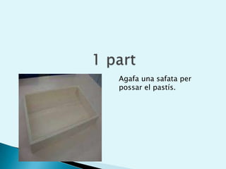 1 partAgafa una safata per possar el pastís.
