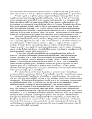 uma torre arreada, obedecem às comodidades da defesa e se modificam à medida que evoluem as
armas ofensivas. Pode-se dizer que o primeiro elemento da arte era, naquela época, a oportunidade.
Vêm em seguida as exigências técnicas. Em primeiro lugar a matéria, que é alvo de uma
cuidadosa procura: a madeira, o pergaminho, o alabastro e a pedra, que deviam servir ao artista,
sofriam uma preparação apropriada. É assim que, para um travejamento, só se emprega na Idade
Média o coração da madeira, a sua parte mais sólida. Os travejamentos medievais são por isso
extremamente leves, contudo de uma resistência a toda prova. As nossas florestas já não poderiam
fornecer-nos atualmente tão belas madeiras. Tem-se uma estranha impressão ao passar da parte
antiga do revestimento do telhado — por exemplo, na Notre-Dame, onde as vigas finas suportam
alegremente a cobertura do edifício — à parte nova coberta de enormes traves, no entanto mais
vulneráveis do que as outras ao efeito do tempo e dos insetos. Observou-se que não se encontravam
aranhas nos travejamentos antigos, porque nem vermes nem moscas conseguem alojar-se neles.
O escultor, segundo o partido que deseja tirar da pedra, talha-a diretamente na pedreira, ou
deixa-a pelo contrário “apurar”, antes de trabalhá-la. O tapeceiro escolhe cuidadosamente as suas
lãs e as suas sedas, o pintor as suas cores. A obra é assim antecedida de um trabalho minucioso, de
uma autêntica gênese no decurso da qual a criação se repete e se adapta exatamente ao gênero
escolhido. A situação da obra será igualmente objeto de cuidados semelhantes. Um escultor
preocupa-se sempre com o ângulo sob o qual a sua estátua deve ser vista. As estátuas colocadas no
topo da catedral de Reims são de uma estranha fealdade quando vistas de perto, mas adquirem toda
a sua beleza quando vistas de baixo, em perspectiva.
Por outro lado, há exigências tradicionais que o artista não se pode dar ao luxo de
desprezar, e que fornecem um quadro muito estrito à sua inspiração. Para nos limitarmos por
exemplo à arte sacra, todas as cenas, todos os personagens são acompanhados de atributos
determinados: o Anjo e a Virgem da Anunciação; a Sagrada Família e os animais do Presépio; o
apóstolo, os dois discípulos e as mulheres santas da Descida da Cruz; o Cristo do Juízo Final é
sempre enquadrado por uma glória e rodeado dos símbolos dos quatro evangelistas; São Paulo
segura um gládio, e São Pedro as chaves. Nenhum desses assuntos deixa ao artista grande
liberdade. No entanto, por um curioso tour de force, na infindável teoria das Virgens medievais não
há dois rostos de Virgens que se assemelhem.
Nos estreitos limites que lhes foram designados, os artistas souberam evitar os lugares
comuns, as atitudes convencionais, clássicas. A sua confecção, o mais das vezes anônima, é sempre
fortemente caracterizada. Para obter esta originalidade na expressão das cenas mais comuns, para
criar seres onde seria muito mais fácil contentar-se com protótipos, era preciso um singular vigor de
temperamento e de imaginação. O academismo introduziu-se na arte precisamente no momento em
que a inspiração parecia perder os seus limites, em que a arte sacra se tornava cada vez menos
tradicional e litúrgica, ao passo que a arte profana ganhava cada vez maior extensão.
Além das exigências técnicas propriamente ditas, há a visão particular a cada forma de arte,
e essa visão encontra-se muito desenvolvida na Idade Média. A cada atividade corresponde uma
ordem, uma harmonia caracterizada: a tapeçaria não é a mesma coisa que um quadro, nem o vitral é
uma pintura, e as leis da perspectiva são diferentes para uns e para outros. No dia em que tapeceiros
e mestres vidreiros começaram a copiar o pintor, querendo obter um relevo e determinar vários
planos por meio de artifícios de cor ou engenhando “fundos” arquiteturais, a sua arte entrou em
decadência. Do mesmo modo o ourives não deve imitar o artesão do marfim, nem o esmaltador o
miniaturista. Cada um deve, na obra que projeta, ter em conta a beleza própria da matéria que está
trabalhando, possuir a sua perspectiva, a sua composição, a sua concepção individual, em lugar de
tender para a uniformidade e a imitação.
 